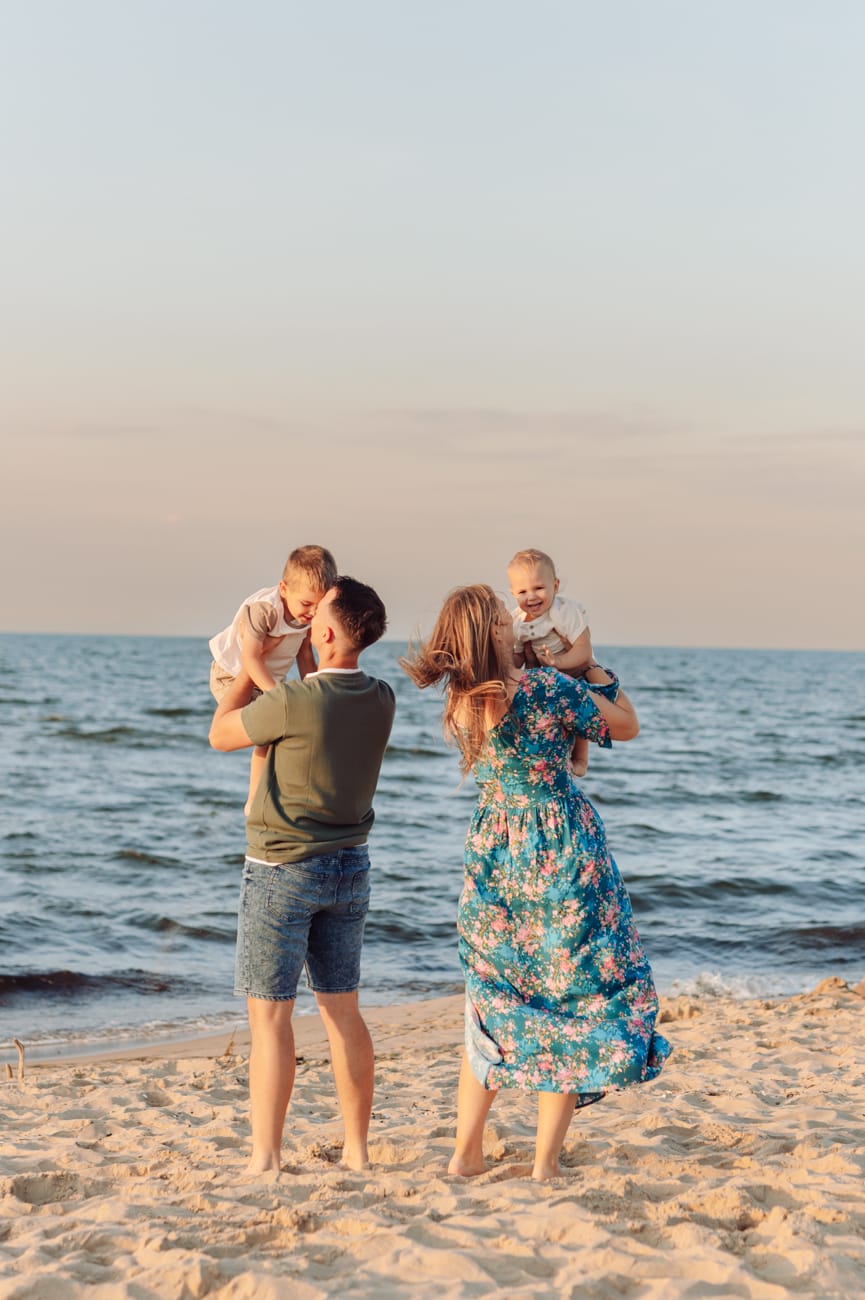 Chłopiec na plaży portret sesja rodzinna zachód słońca