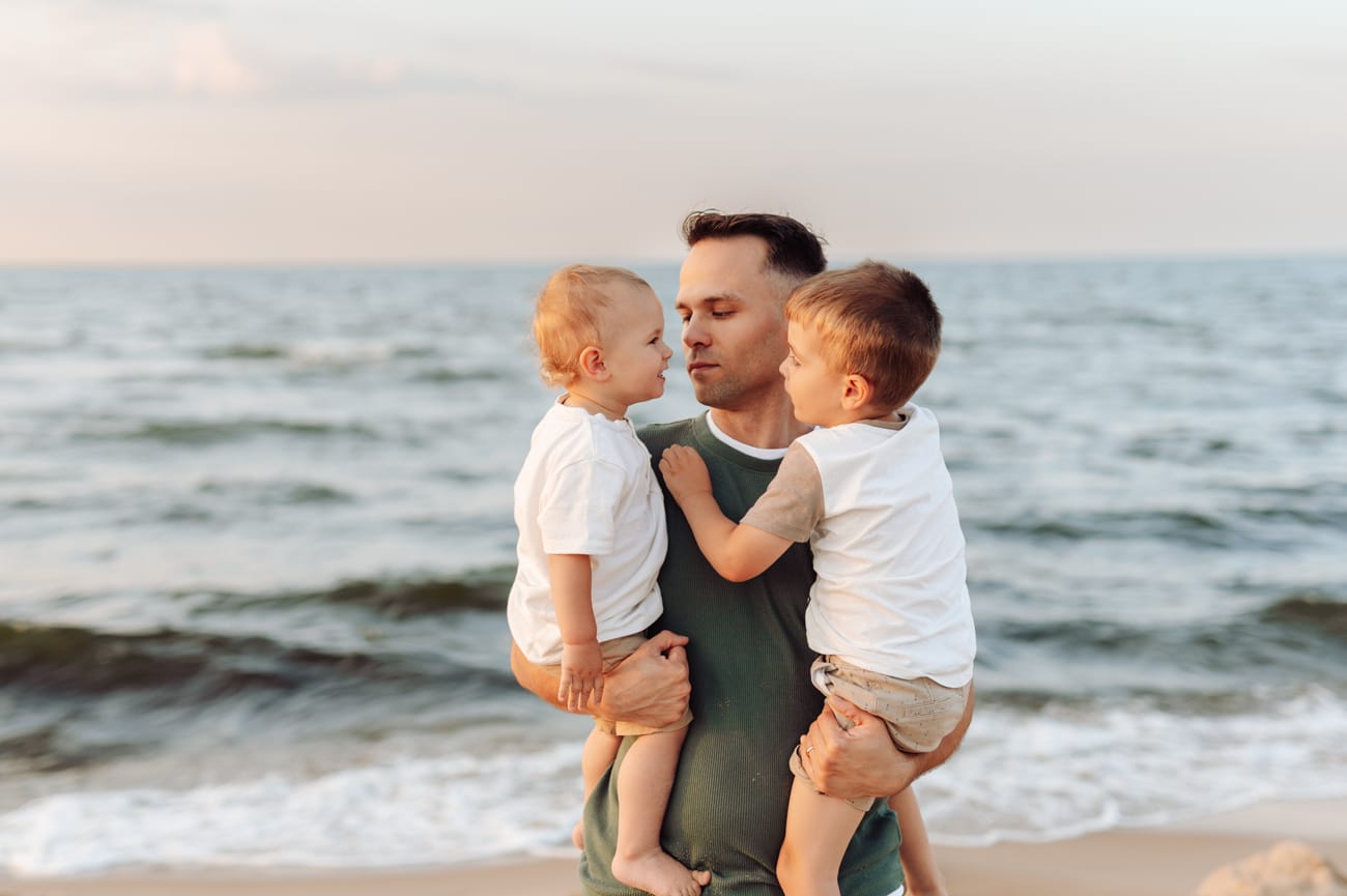 Tata z synami nad morzem sesja o zachodzie słońca