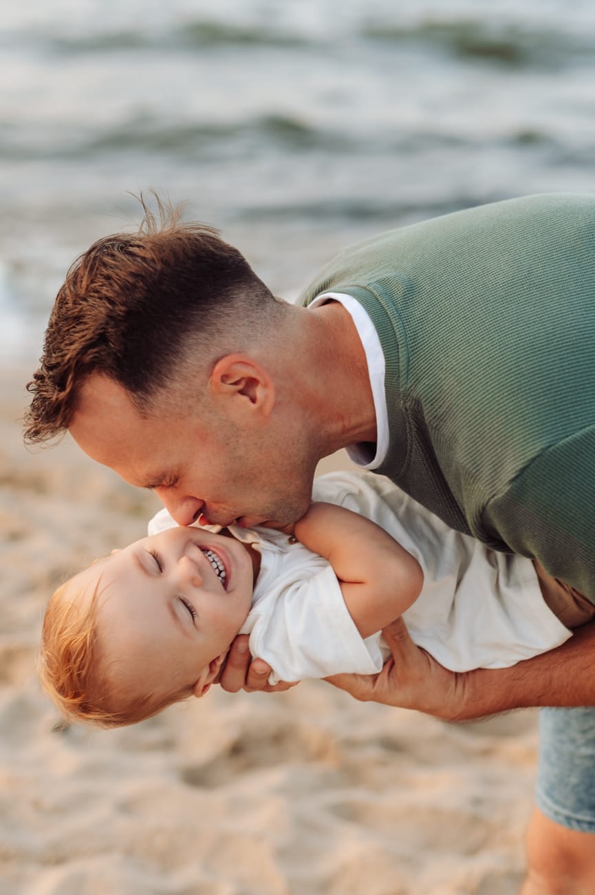 Tata całuje syna sesja rodzinna zachód słońca