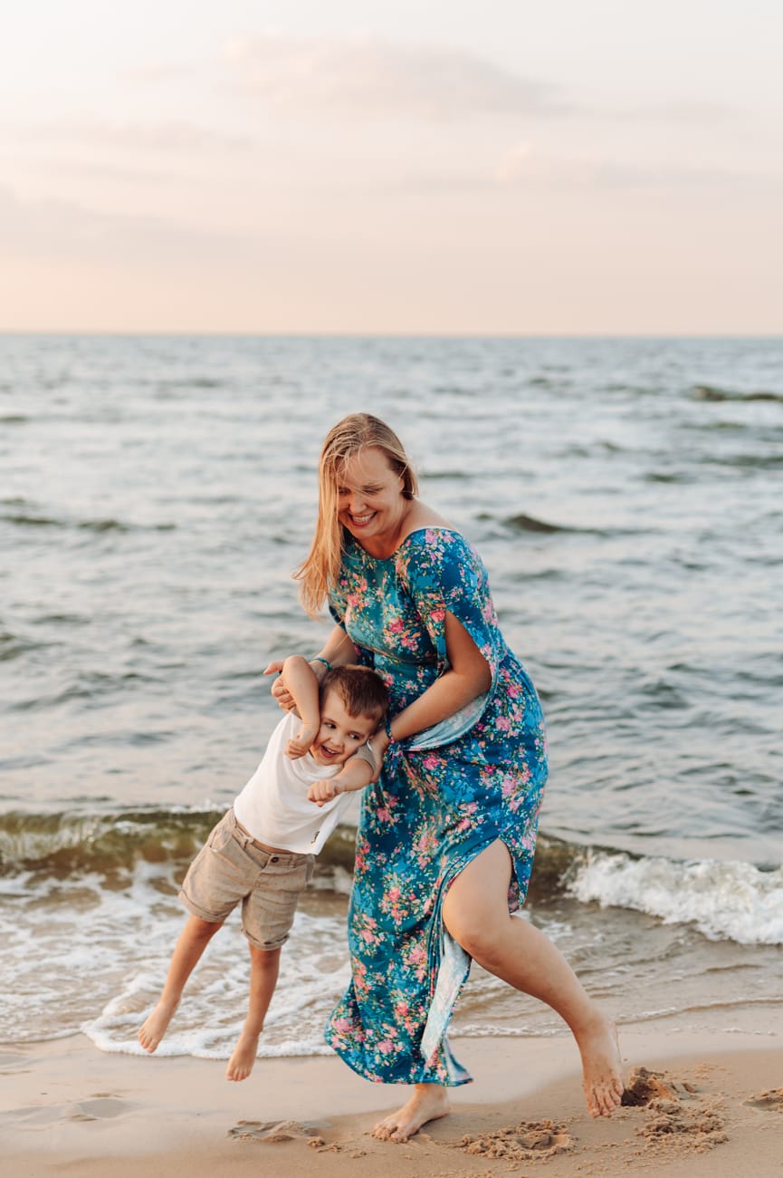 Mama bawi się z synem sesja nad morzem