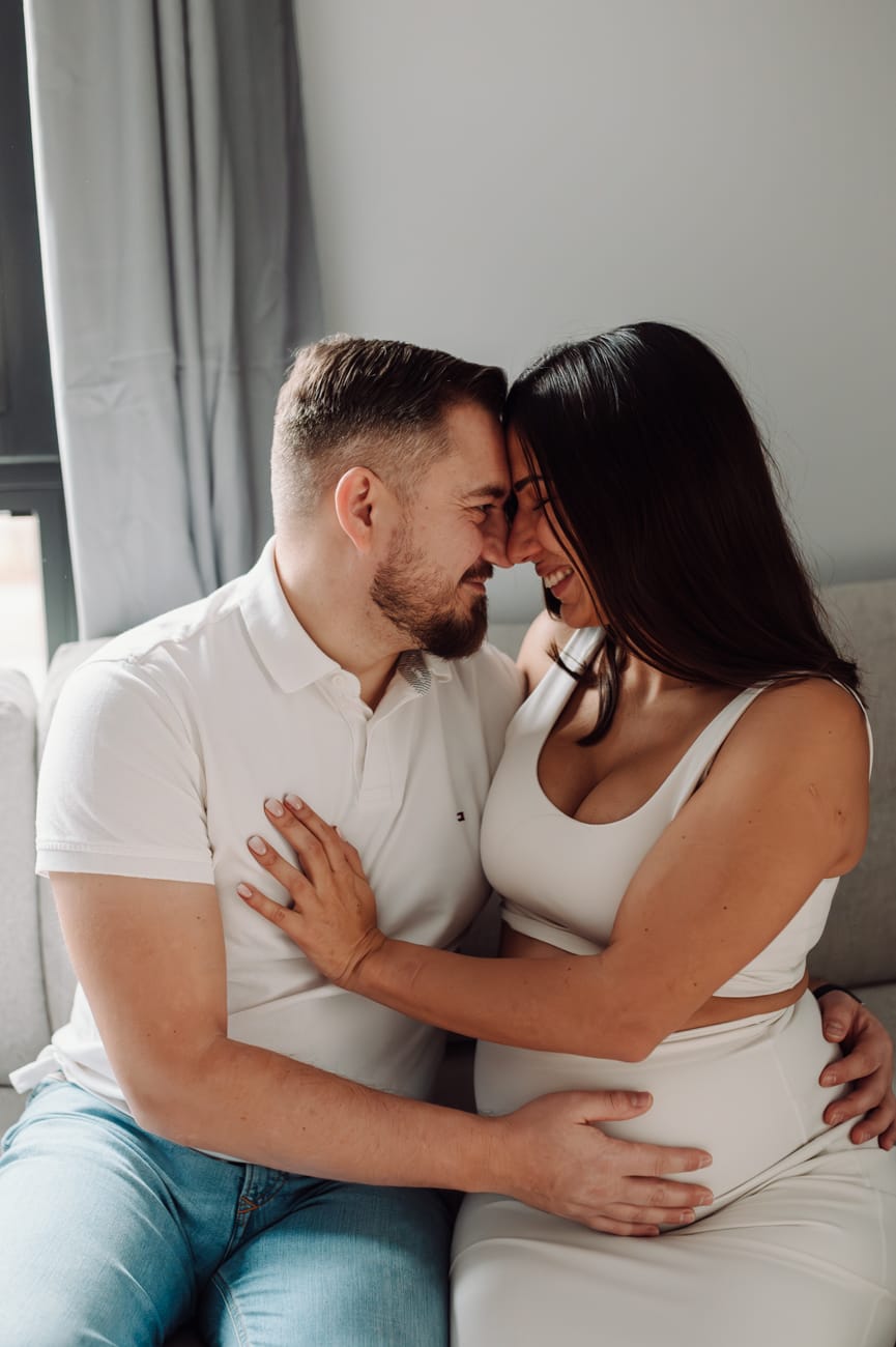 Para w salonie przytula się sesja ciążowa w domu Gdynia