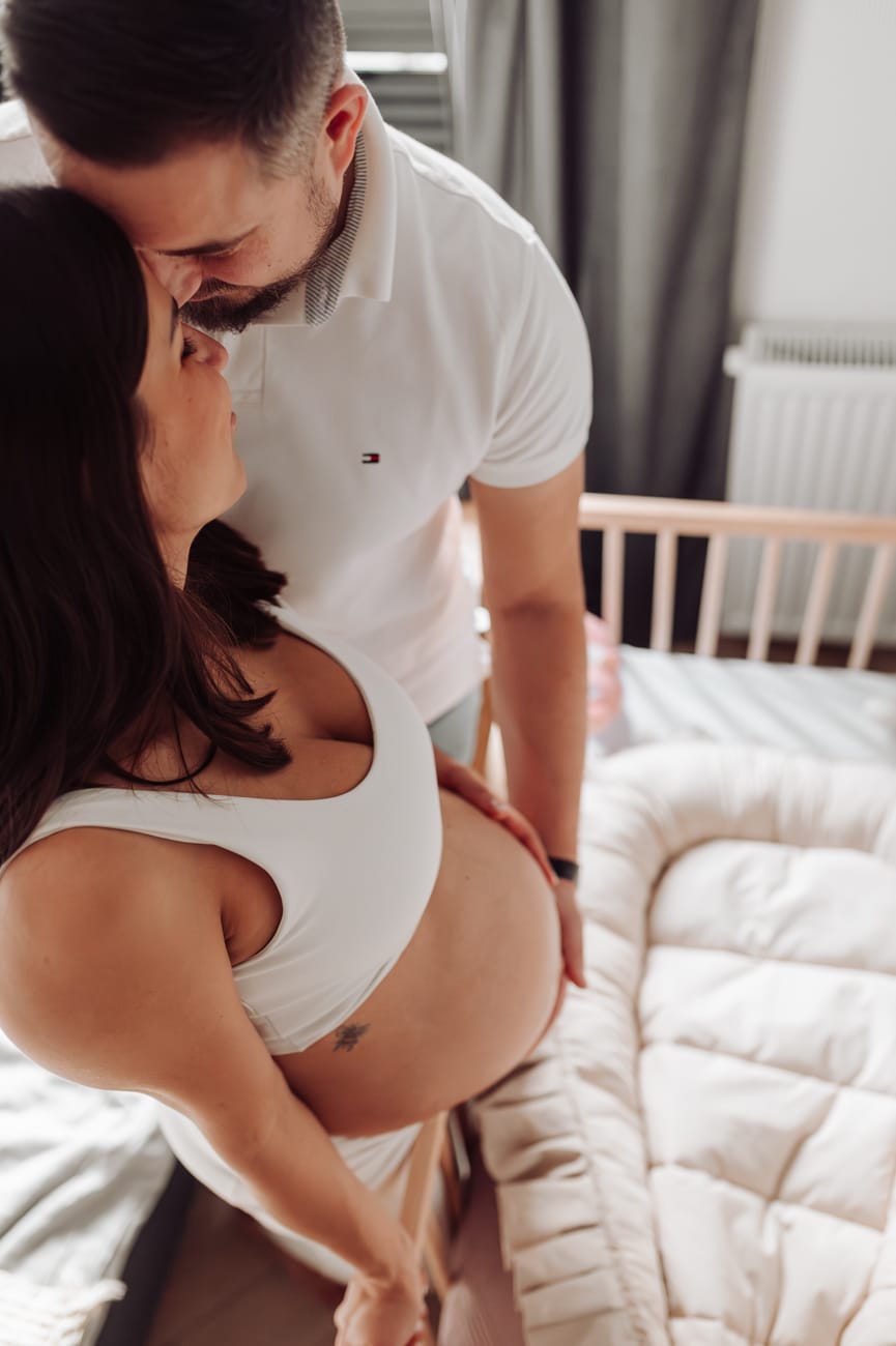 Para przy łóżeczku dziecięcym sesja ciążowa Gdynia