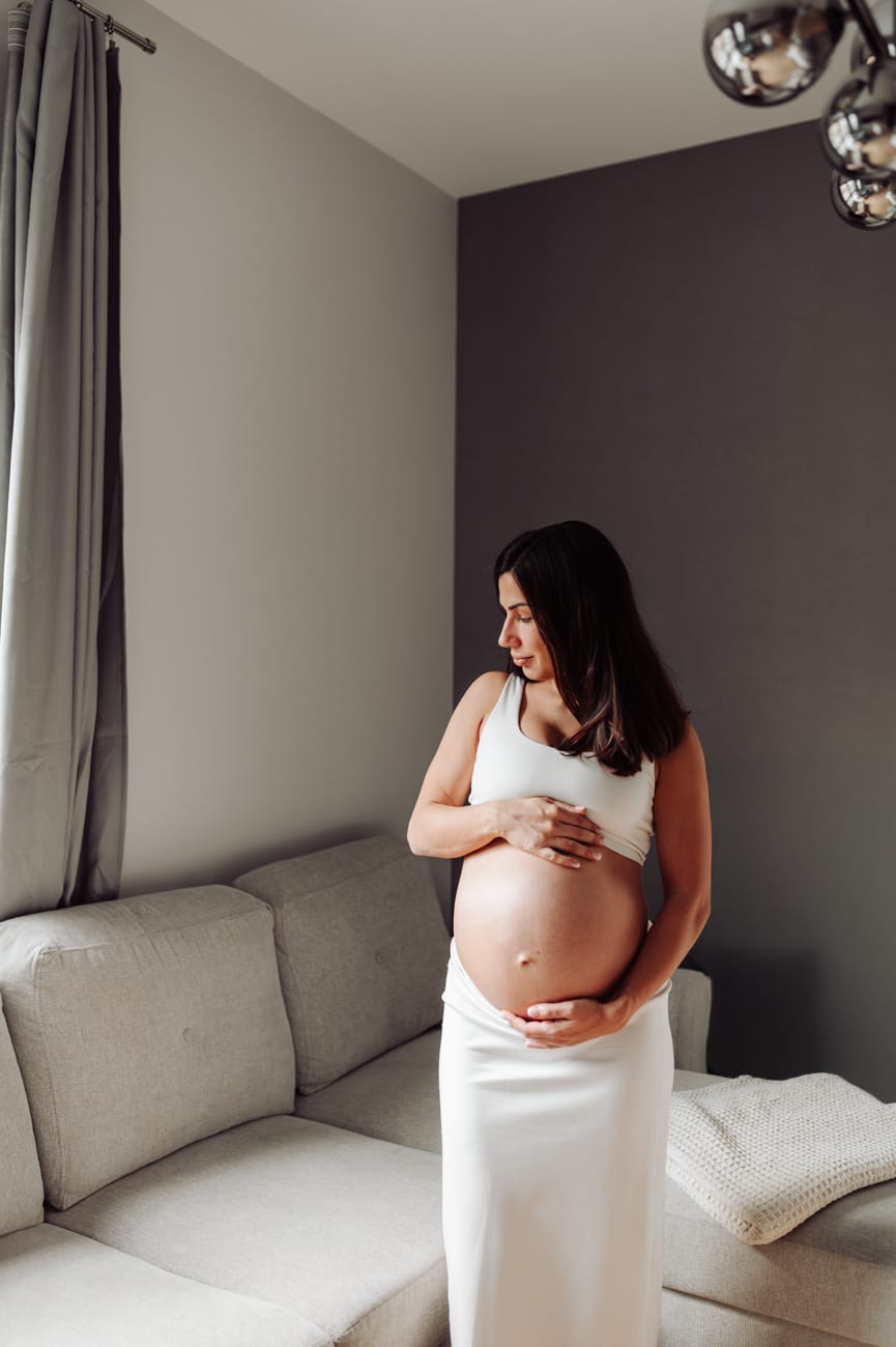Mama w ciąży w salonie sesja ciążowa w domu