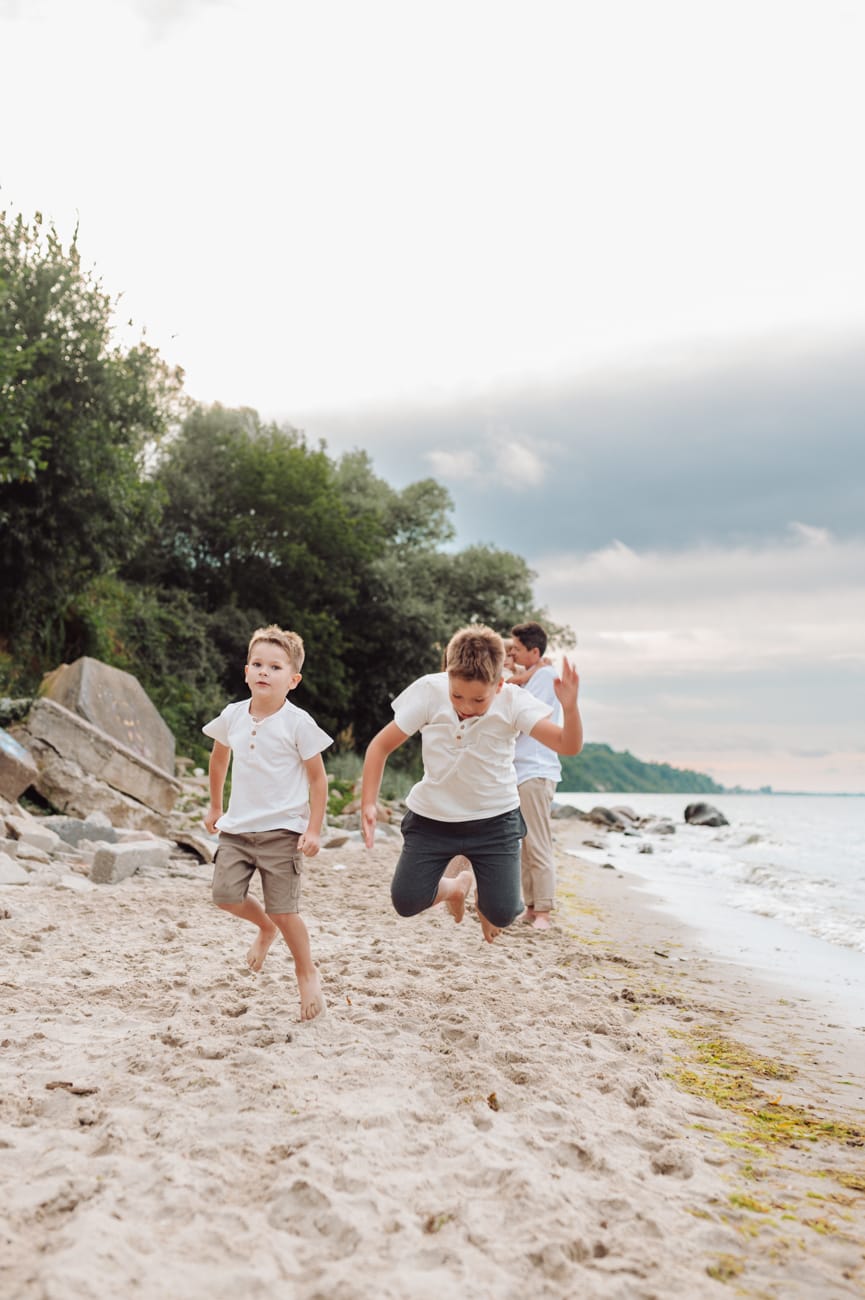 Chłopcy bawią się na plaży sesja rodzinna Gdynia