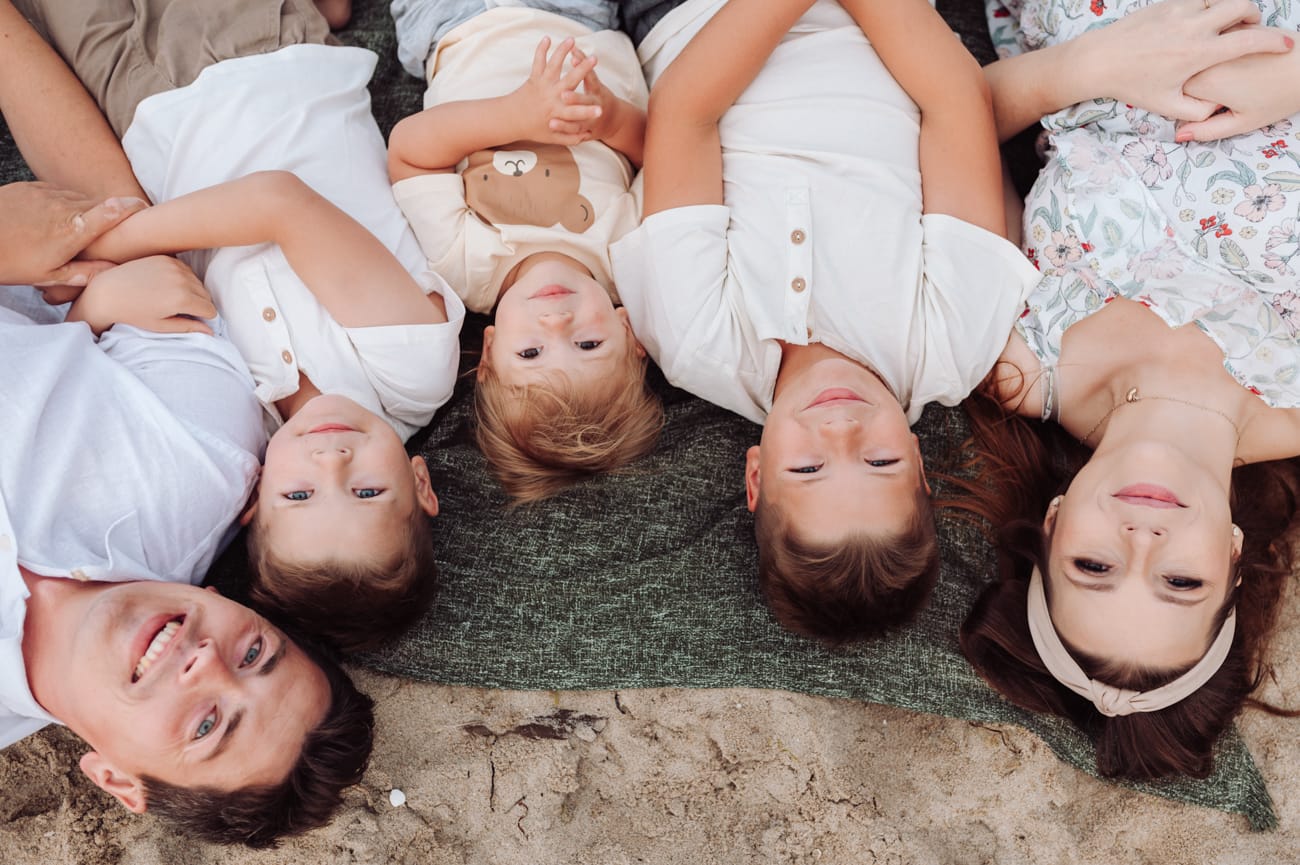 Rodzina na plaży naturalne emocje sesja ciążowa