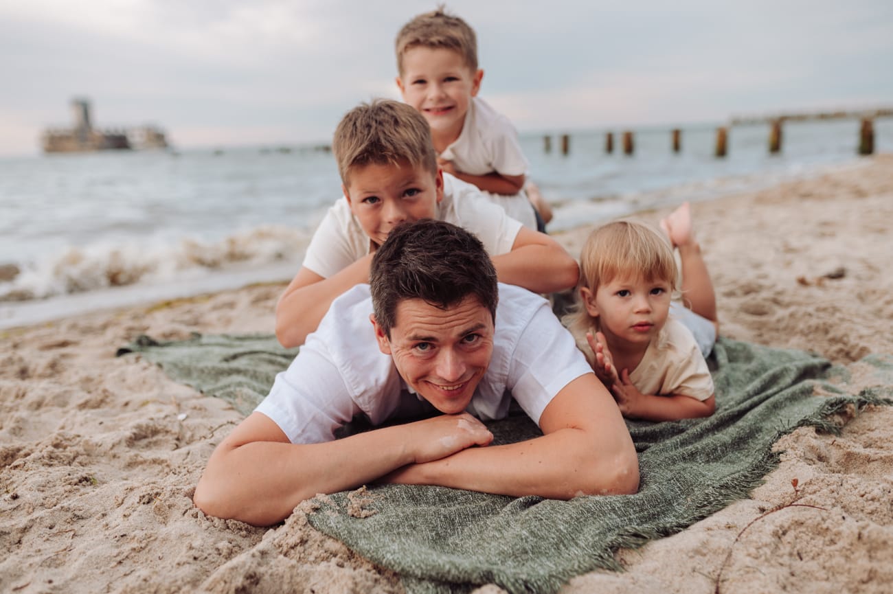 Kanapka z taty zabawa na plaży sesja rodzinna