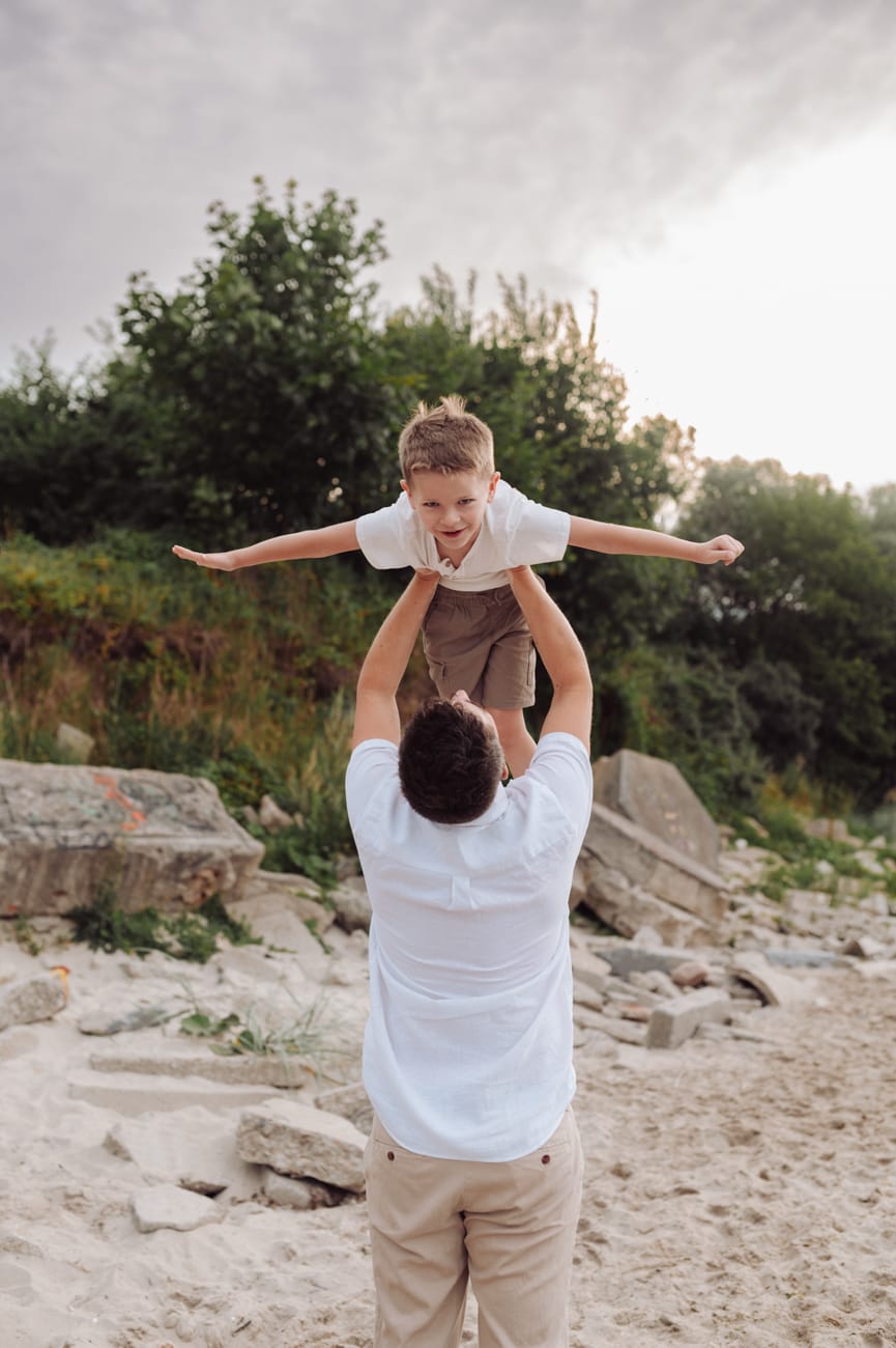 Tata z synem na plaży sesja ciążowa Gdynia