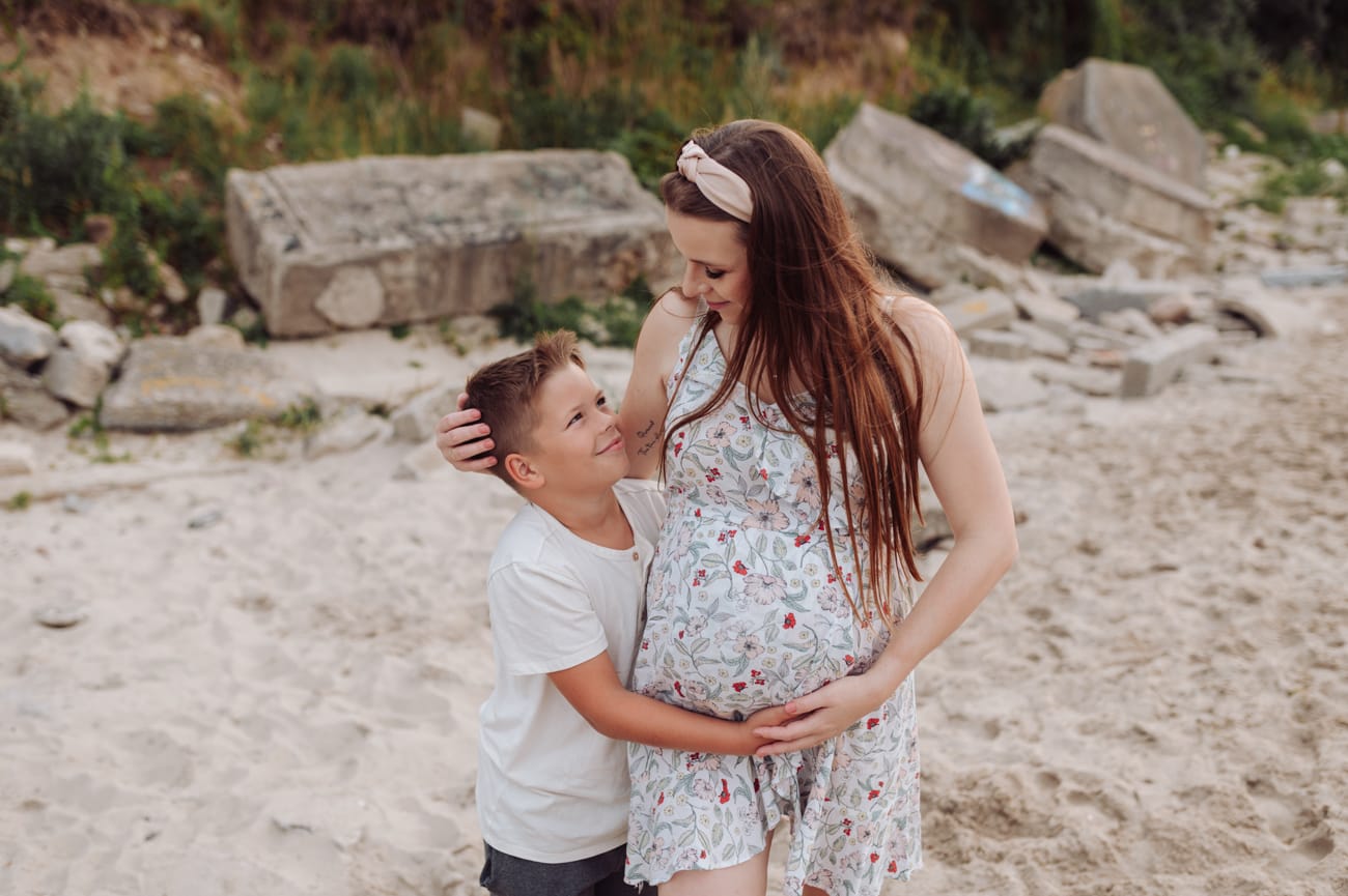 Mama w ciąży z synem na plaży Gdynia sesja ciążowa