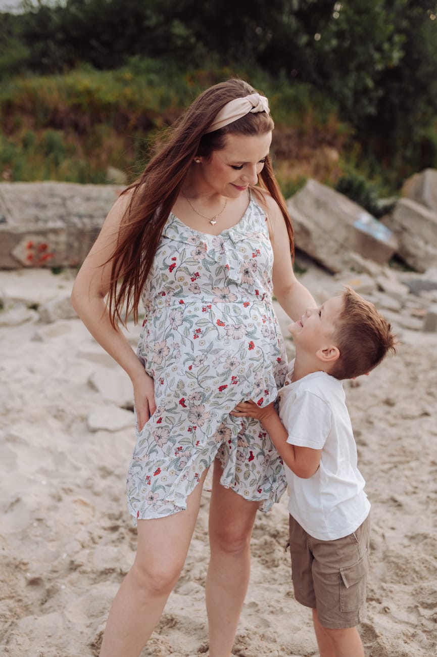 Mama i syn na plaży sesja ciążowa nad morzem
