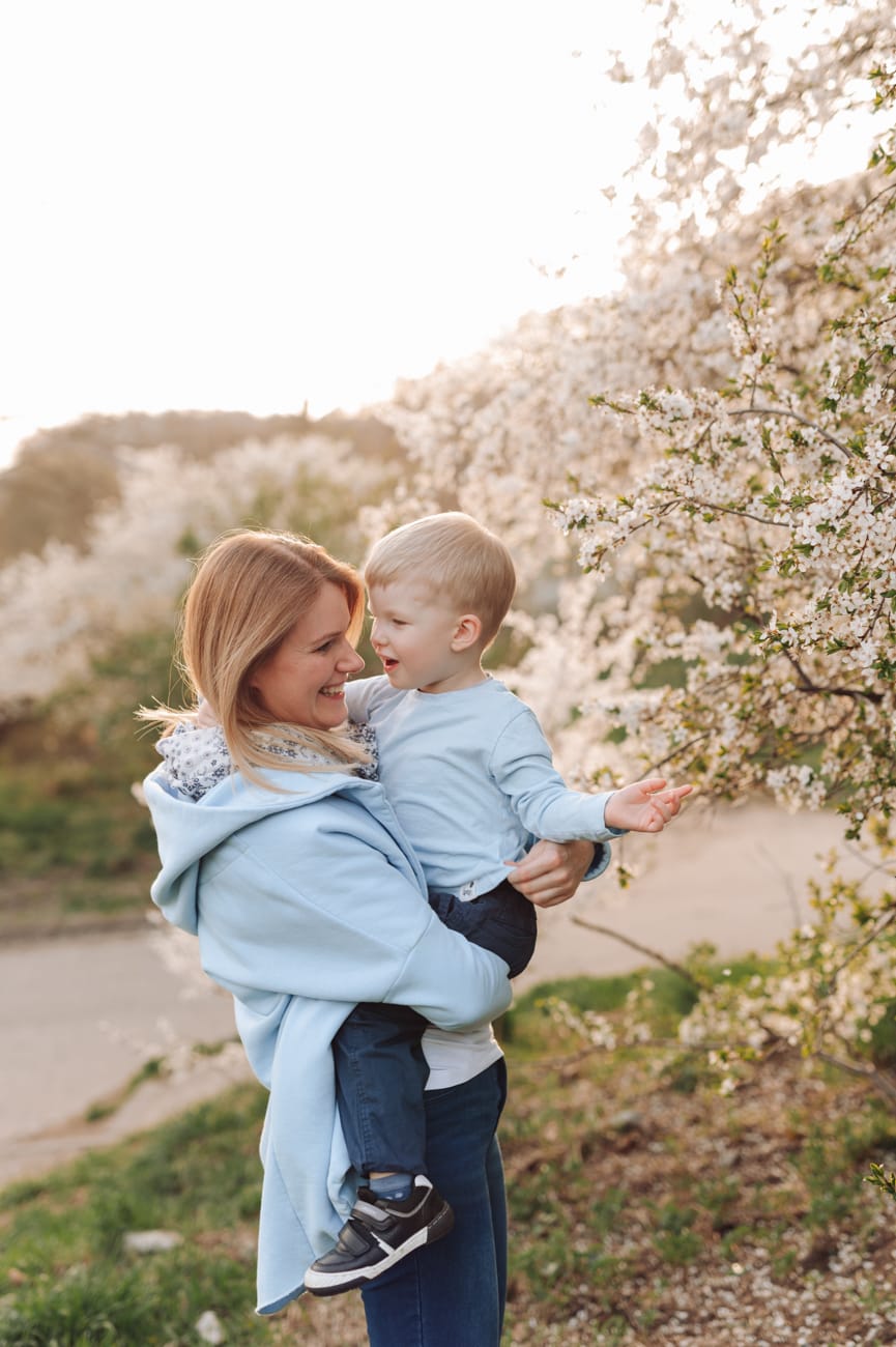 Mama z synem kwitnąca alejka zachód słońca