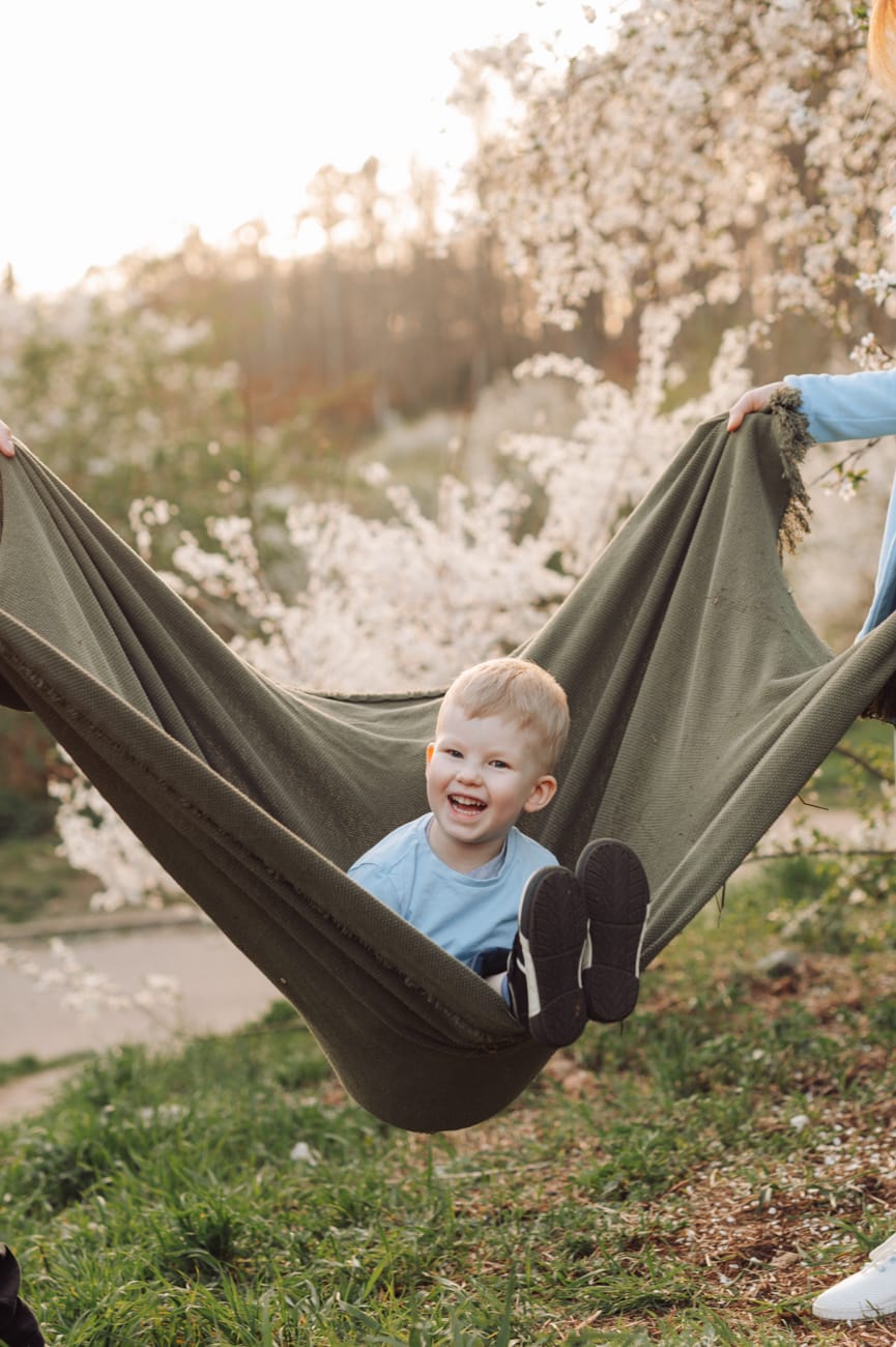 Roześmiany chłopiec w kocu złota godzina wiosna