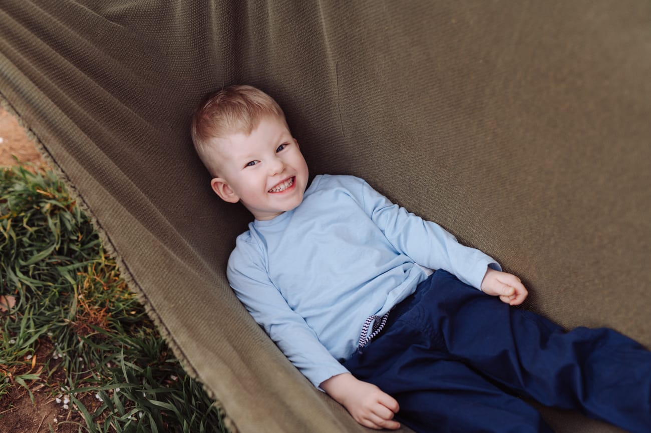 Rodzina wśród kwitnących drzew wiosenna sesja Trójmiasto