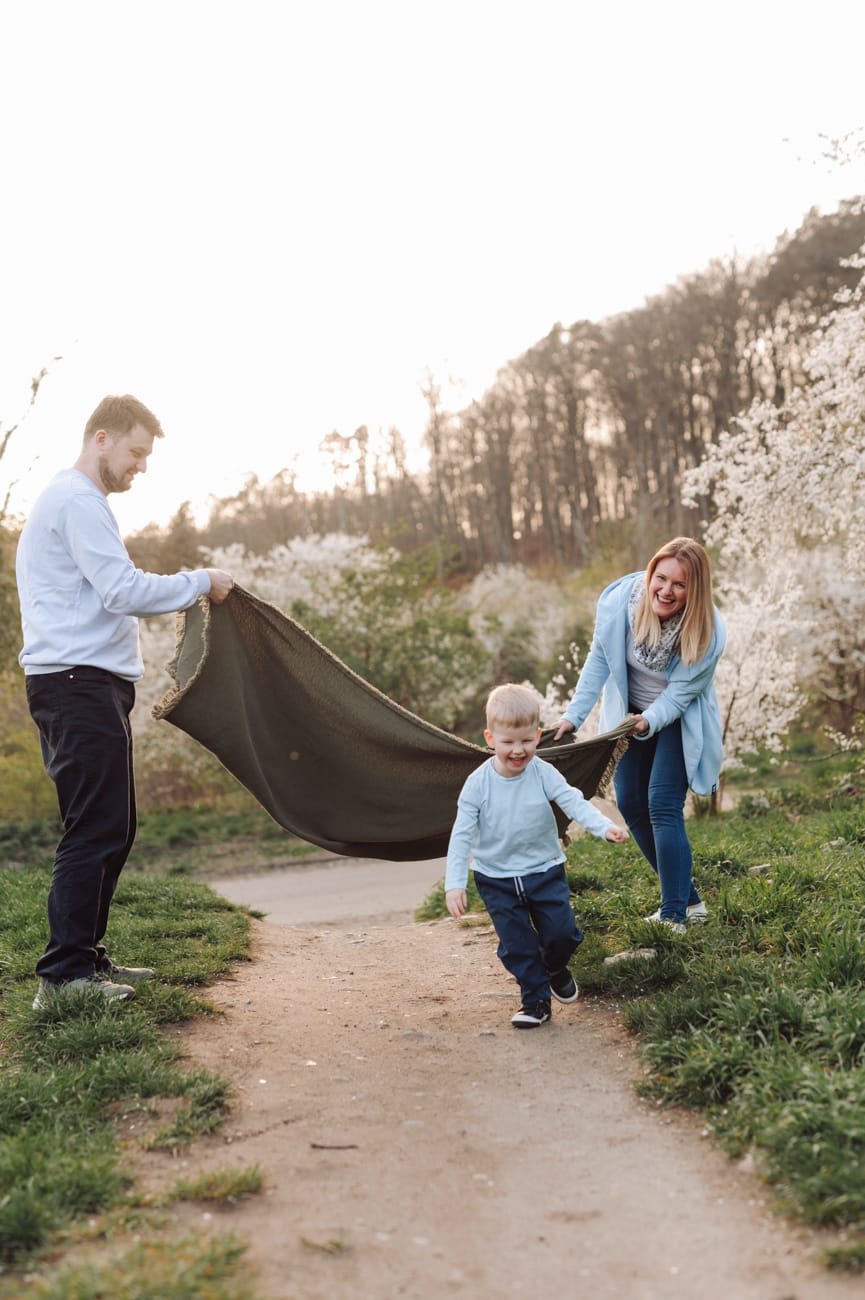 Radosne zabawy rodzina wiosenna sesja w plenerze