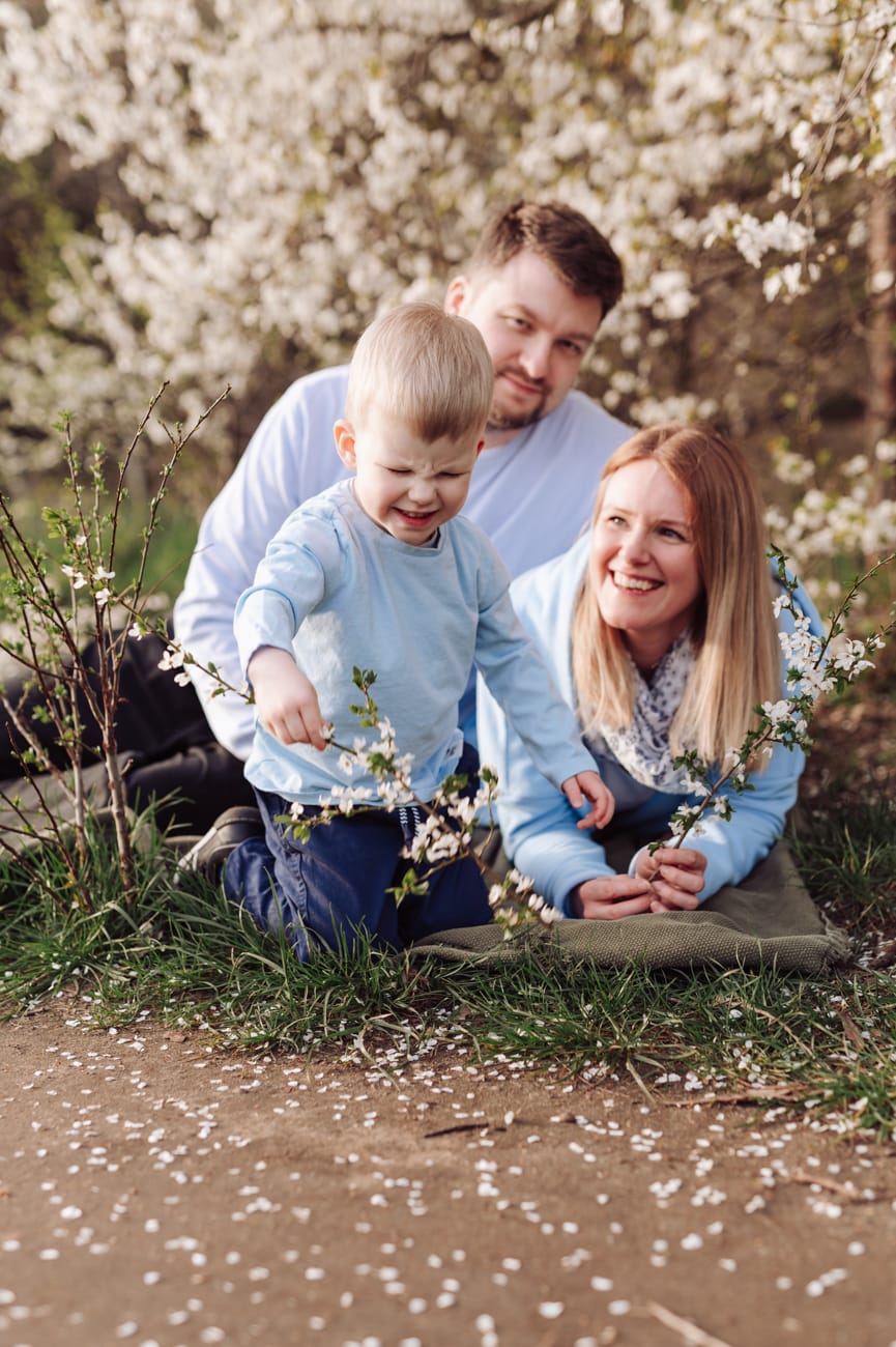 Rodzice bawią się z synkiem wiosenna sesja rodzinna
