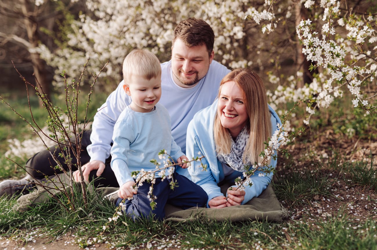 Rodzinne zabawy wśród kwitnących drzew sesja wiosenna