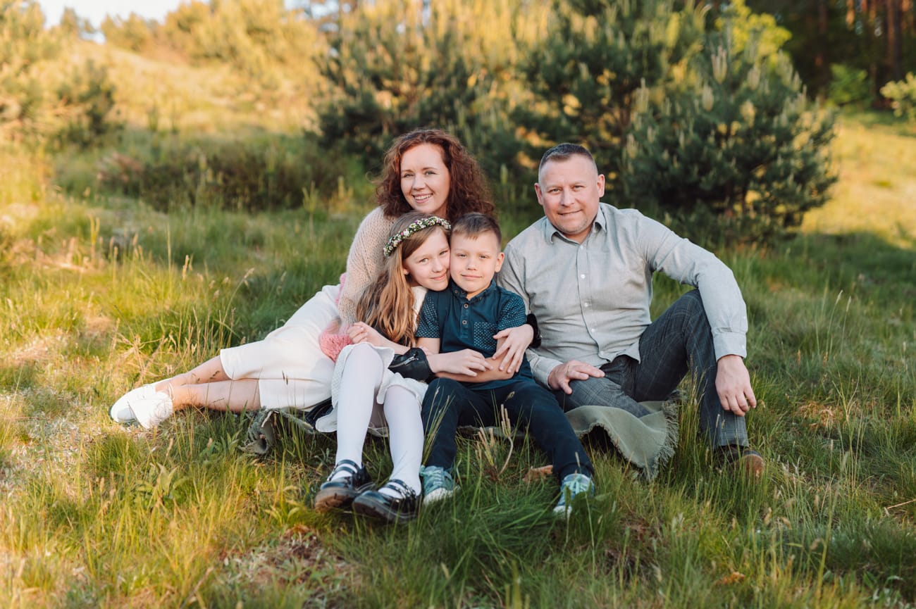 Portret rodzinny na łące.