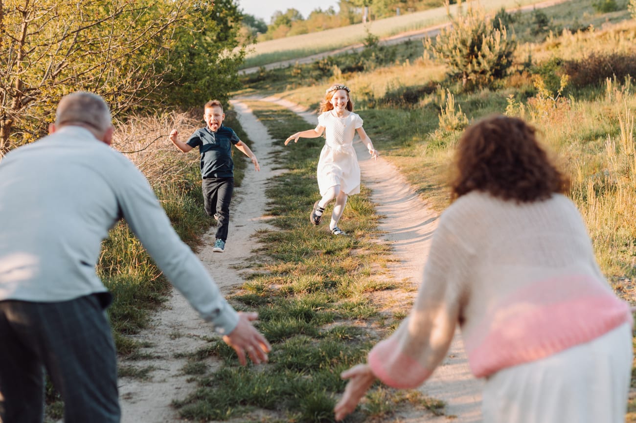 Dzieci biegną do rodziców plener komunijny Trójmiasto