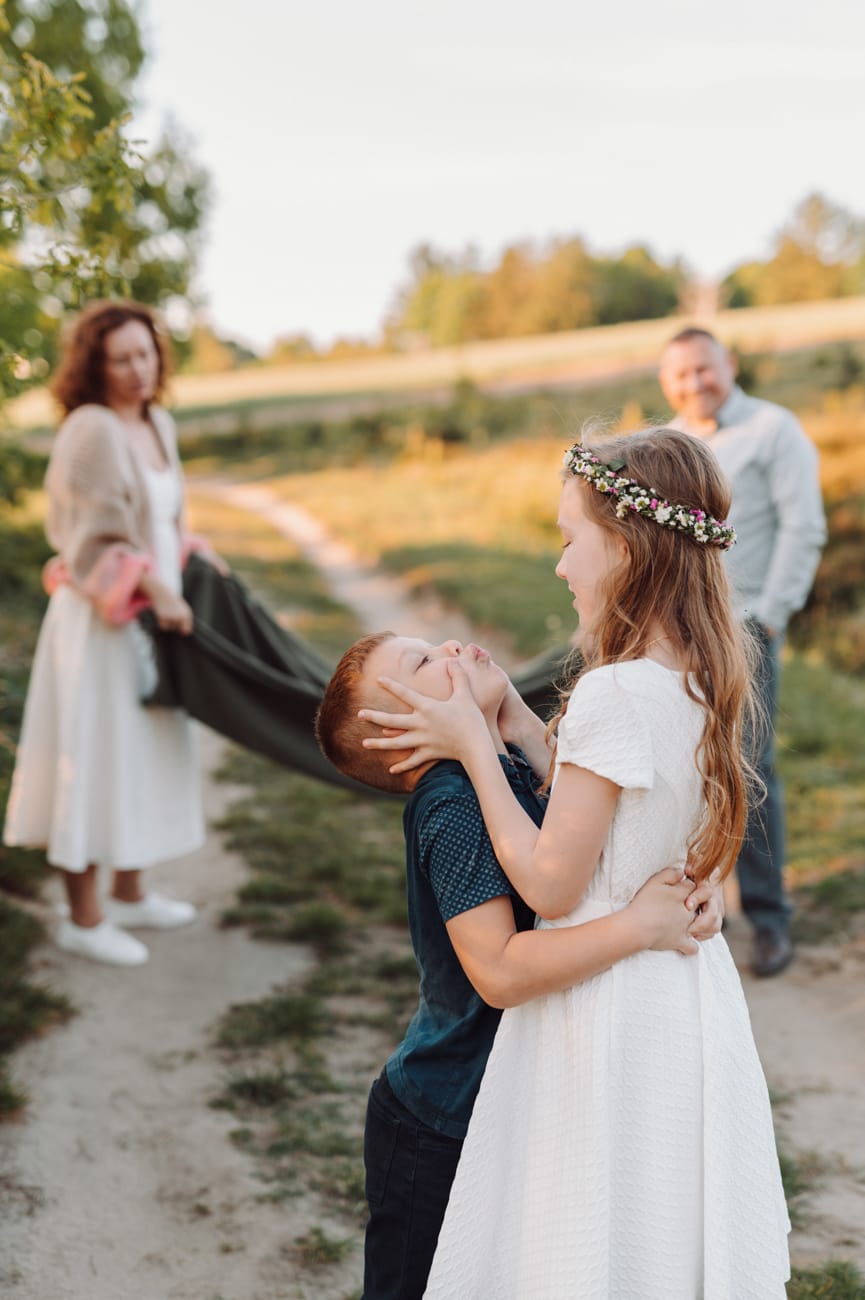 Zabawy dzieci na łące plener komunijny Trójmiasto