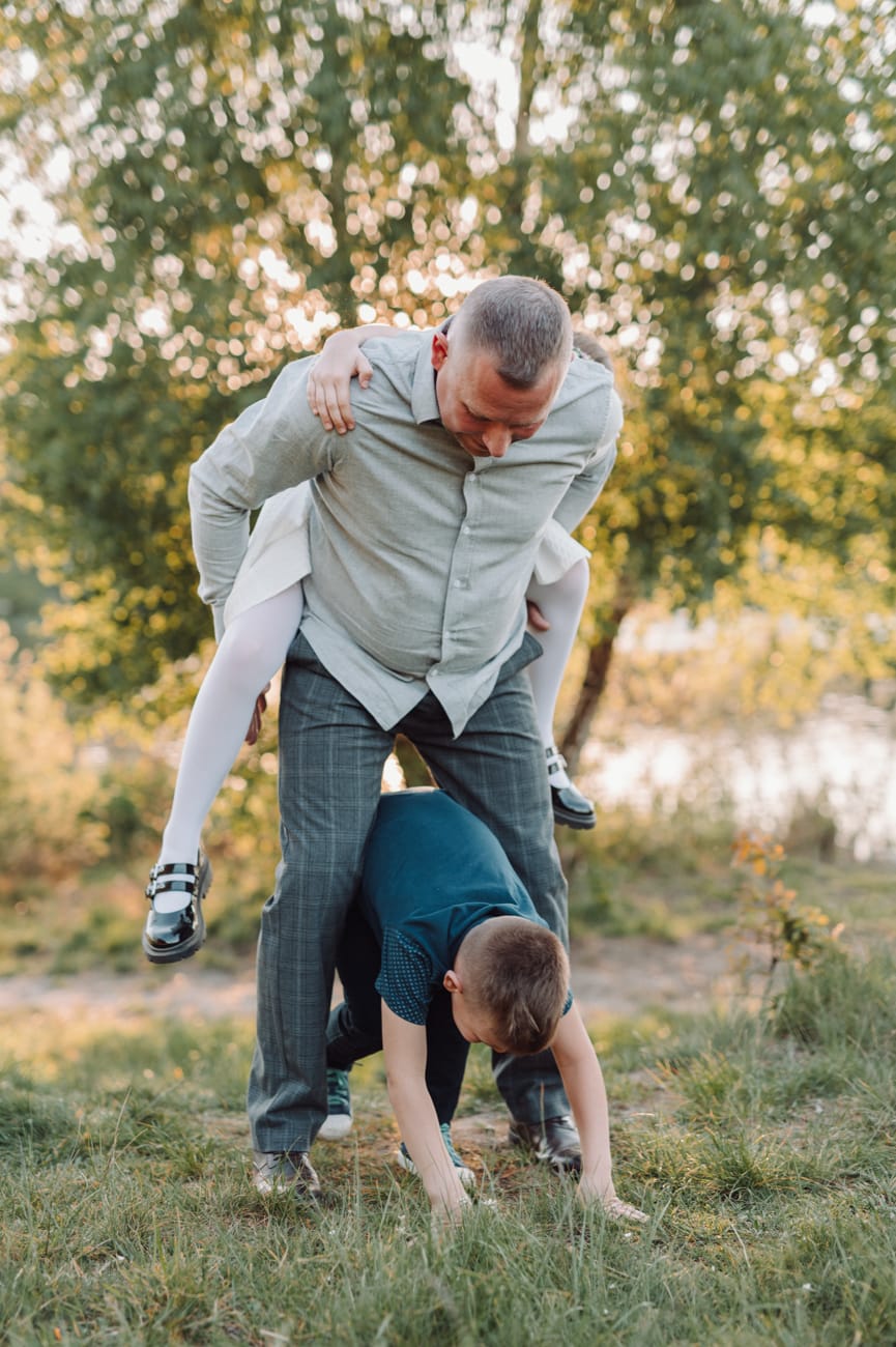 Tata bawi się z dziećmi plener komunijny