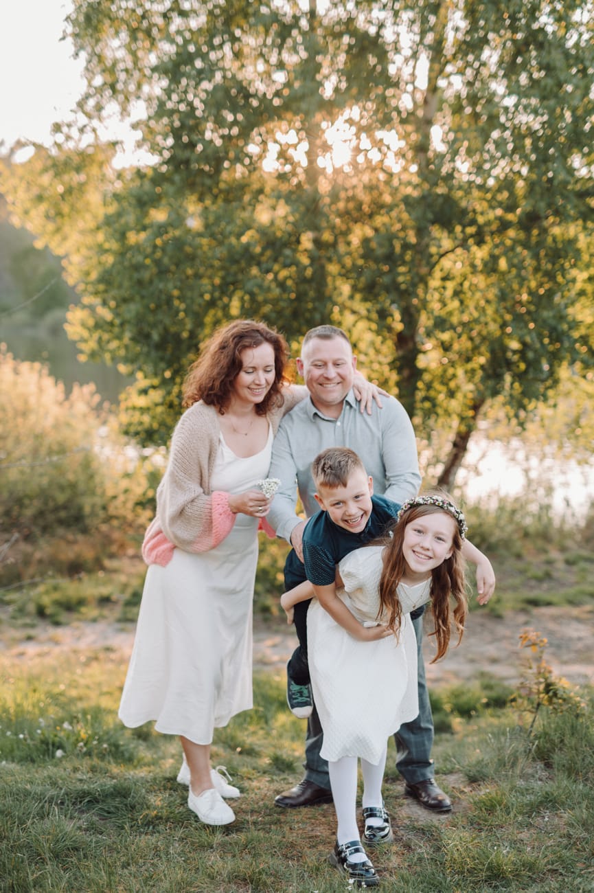 Portret rodzinny nad jeziorem zachód słońca Trójmiasto