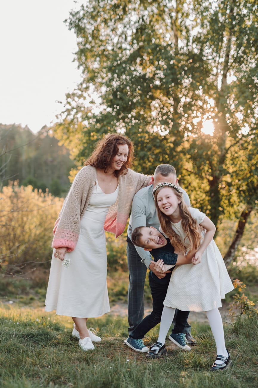 Rodzina na łące plener komunijny zachód słońca