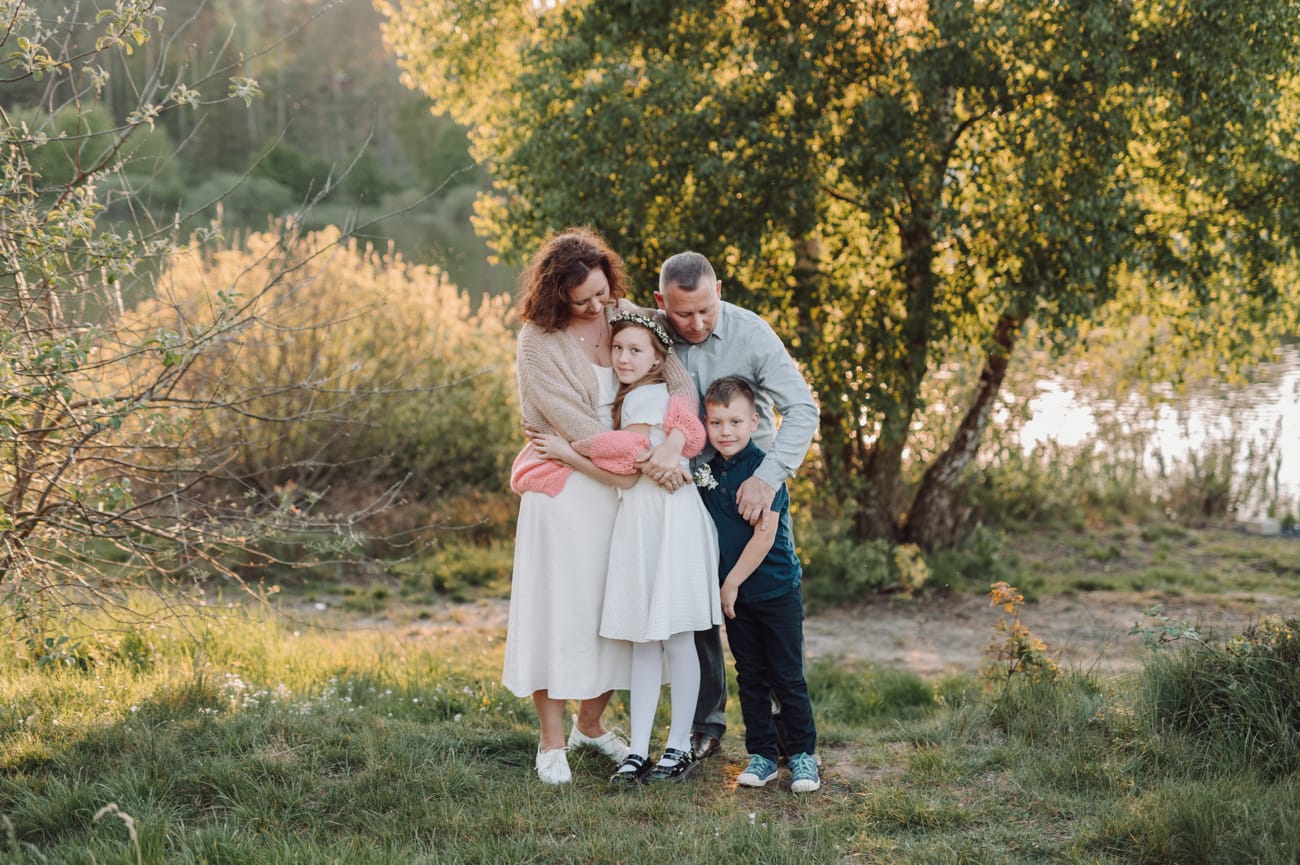 Portret rodziny nad jeziorem plener komunijny