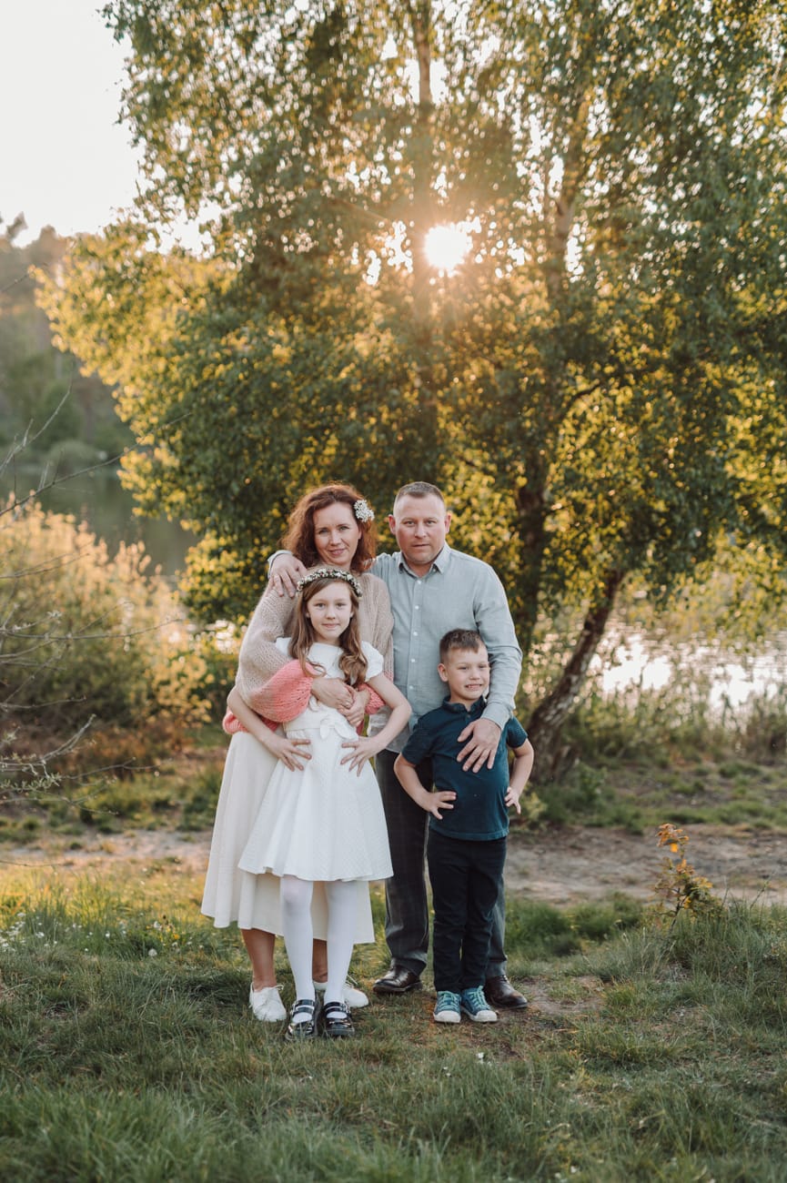 Portret rodziny zachód słońca plener komunijny
