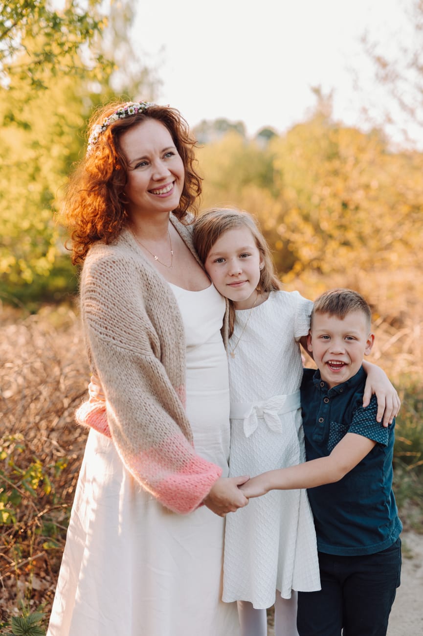 Portret mamy z dziećmi na łące plener komunijny Trójmiasto
