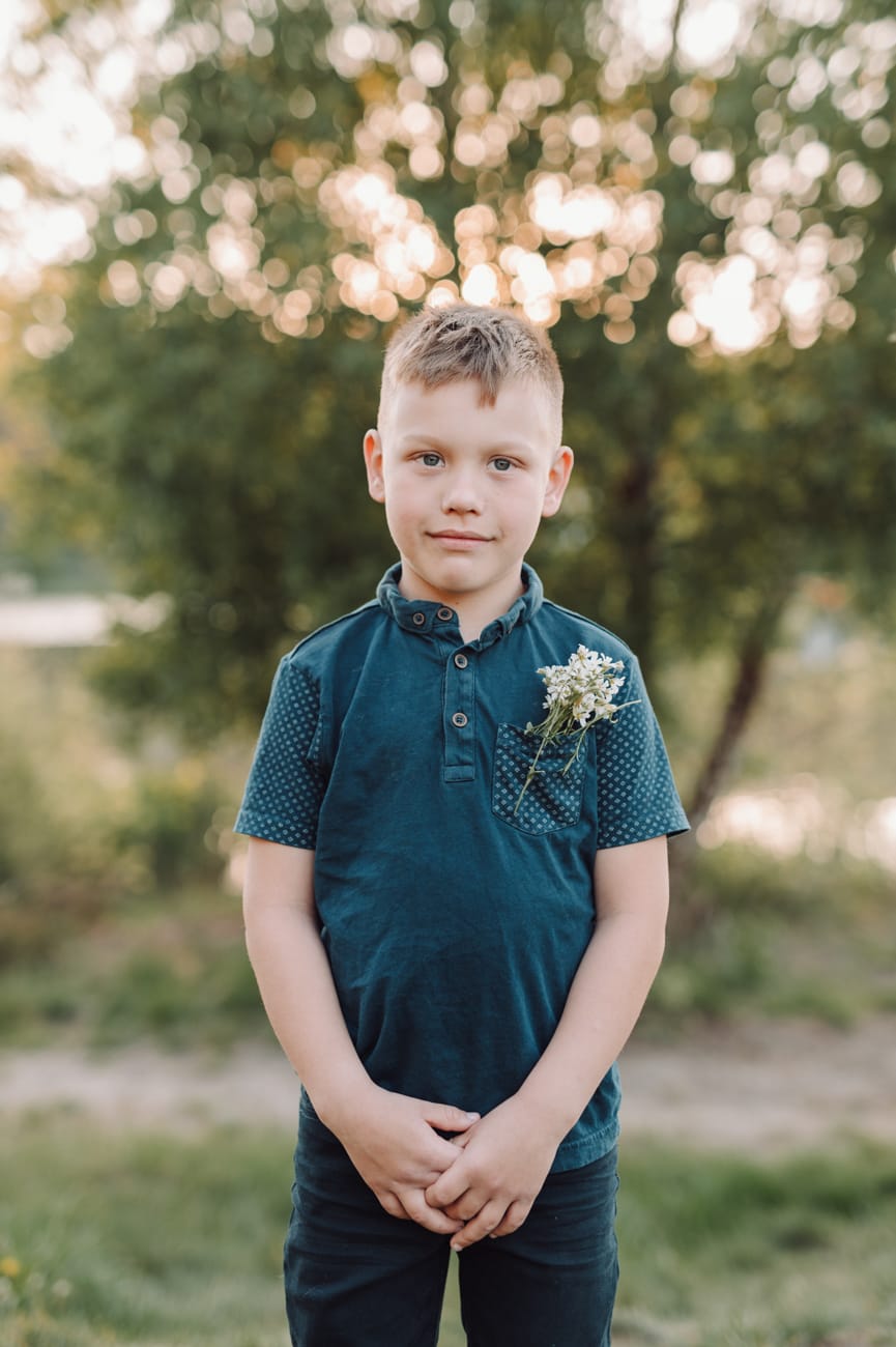 Portret chłopca nad jeziorem zachód słońca