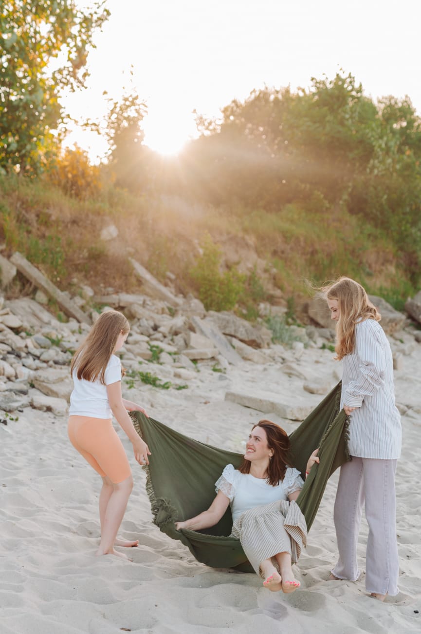 Córki bujają mamę w kocu sesja na plaży Gdynia