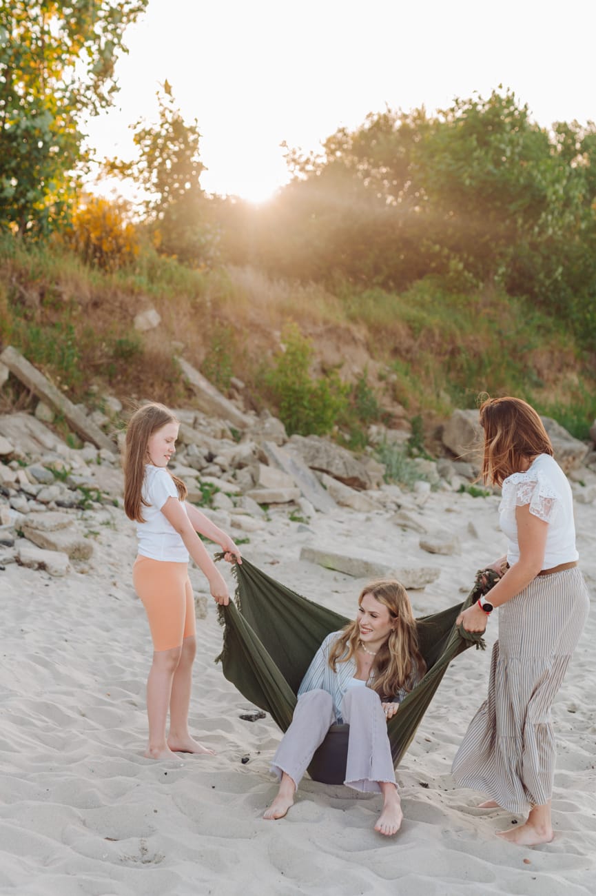 Nadmorskie zabawy mama z córkami sesja Gdynia