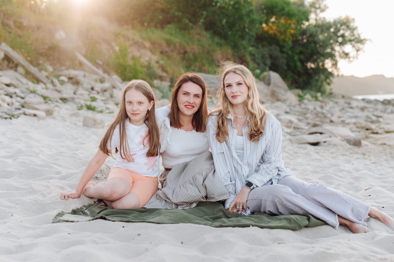 Mama z nastoletnimi córkami sesja na plaży Gdynia