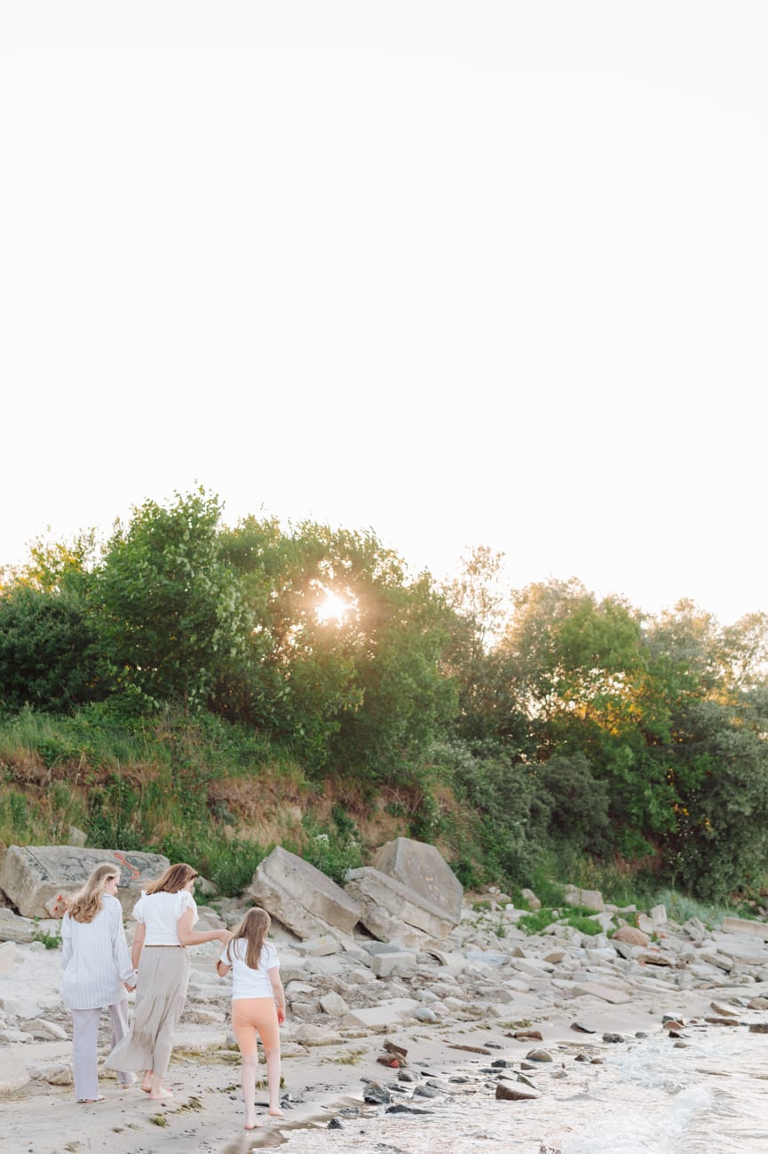 Trzy sylwetki na plaży zachód słońca sesja Gdynia