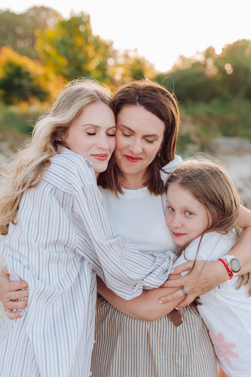 Mama z córkami portret sesja na plaży Gdynia