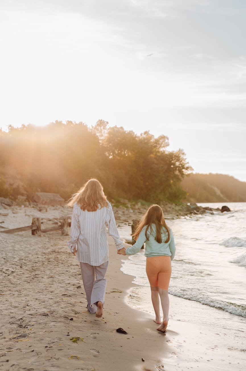 Siostry idą brzegiem morza sesja z nastolatkami Gdynia