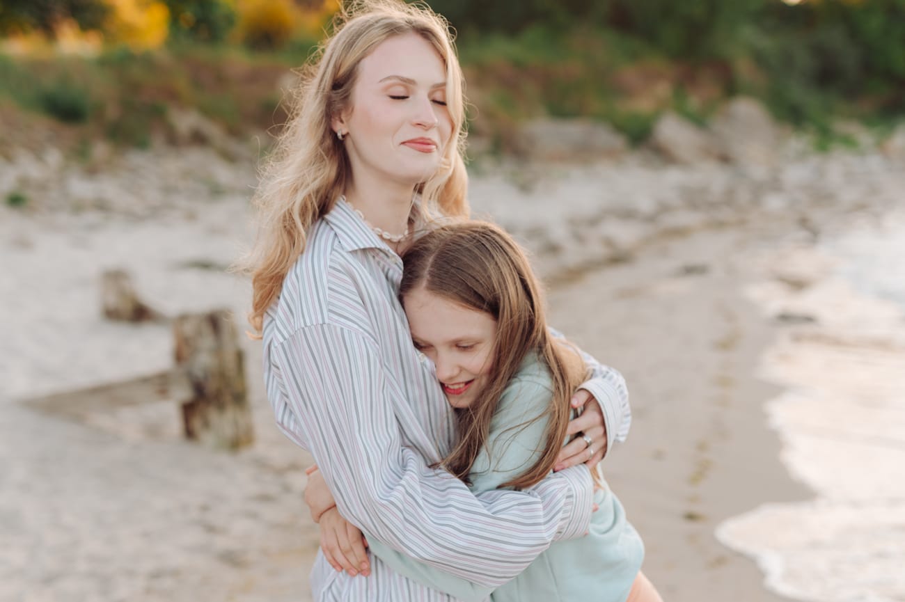 Siostry przytulają się sesja z nastolatkami plaża