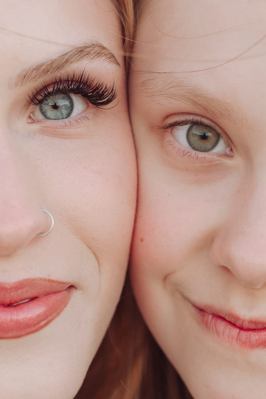 Oczy sióstr zbliżenie portret sesja na plaży