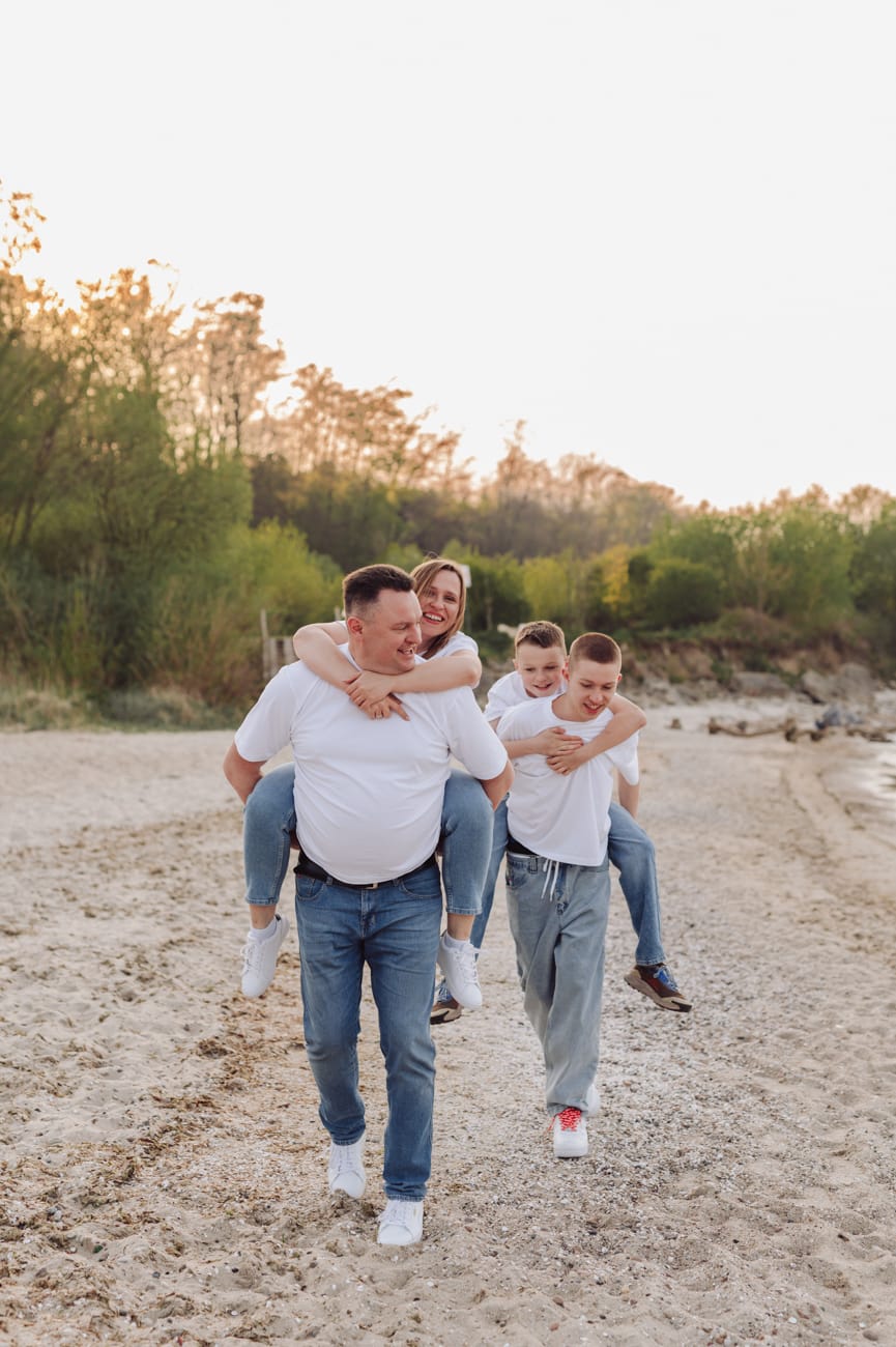 Wyścigi na plaży sesja rodzinna z nastolatkami Gdynia