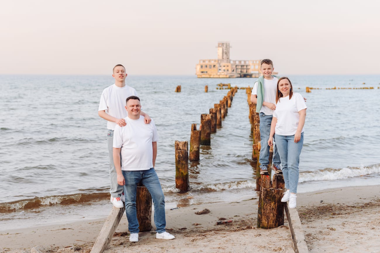 Portret rodziny z nastolatkami nad morzem Gdynia