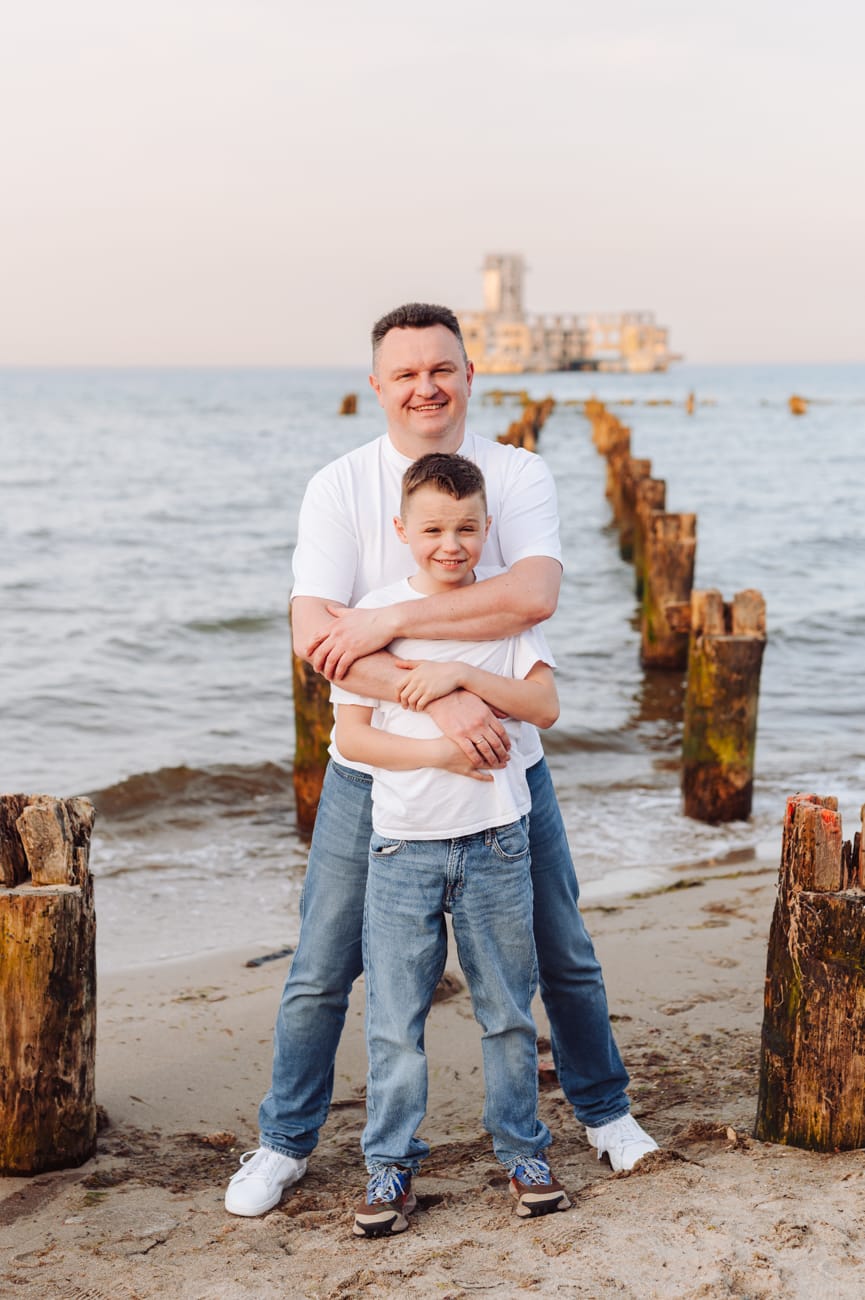 Tata z nastoletnim synem sesja na plaży Gdynia