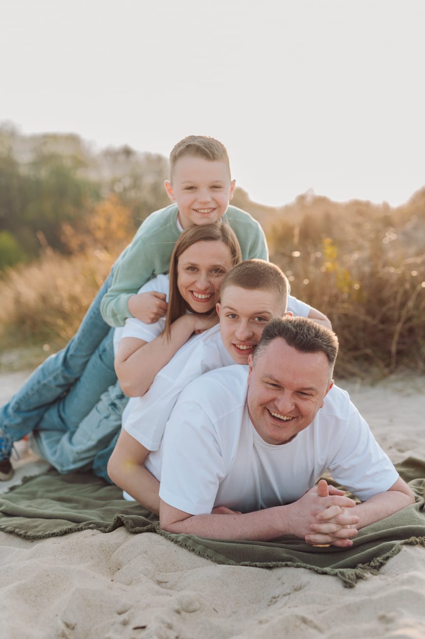 Kanapka z taty sesja rodzinna z nastolatkami Gdynia