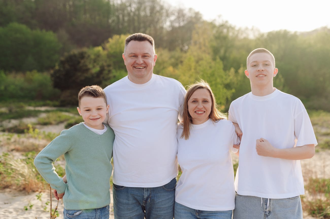 Rodzina z nastoletnimi synami sesja na plaży Gdynia