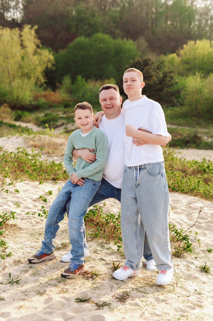 Tata z synami zachód słońca sesja rodzinna Gdynia
