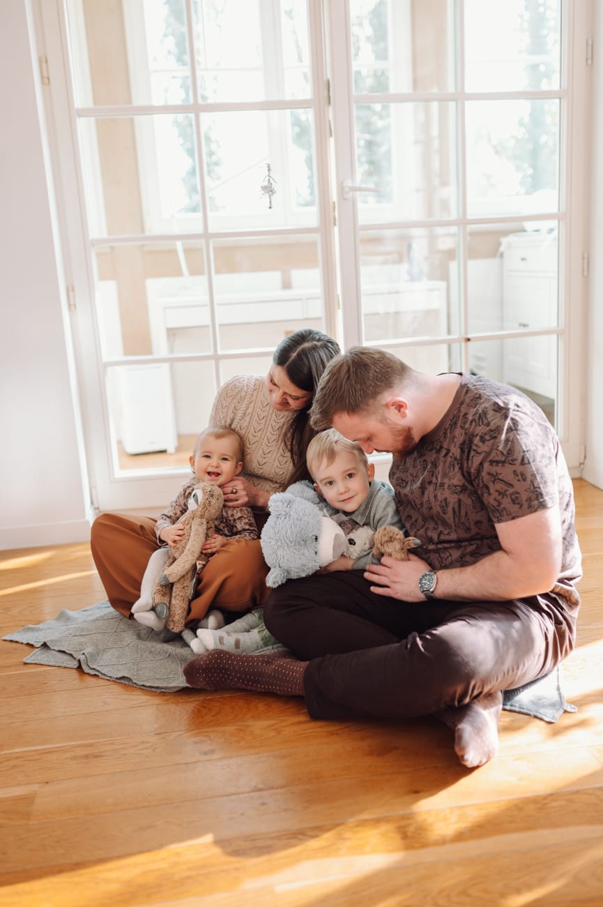 Rodzina na podłodze sesja rodzinna w domu Sopot