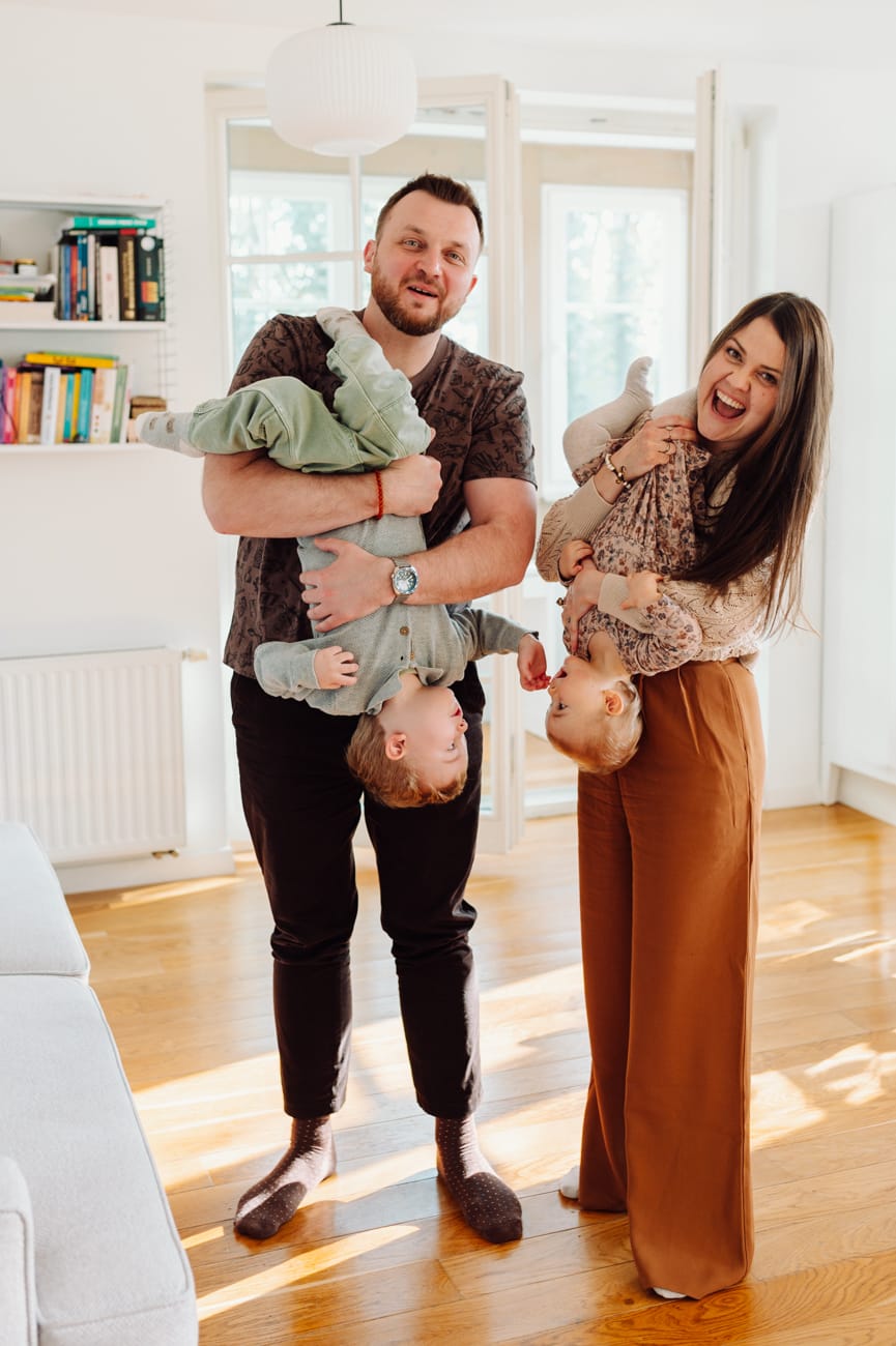 Rodzina bawi się w salonie sesja w domu Sopot