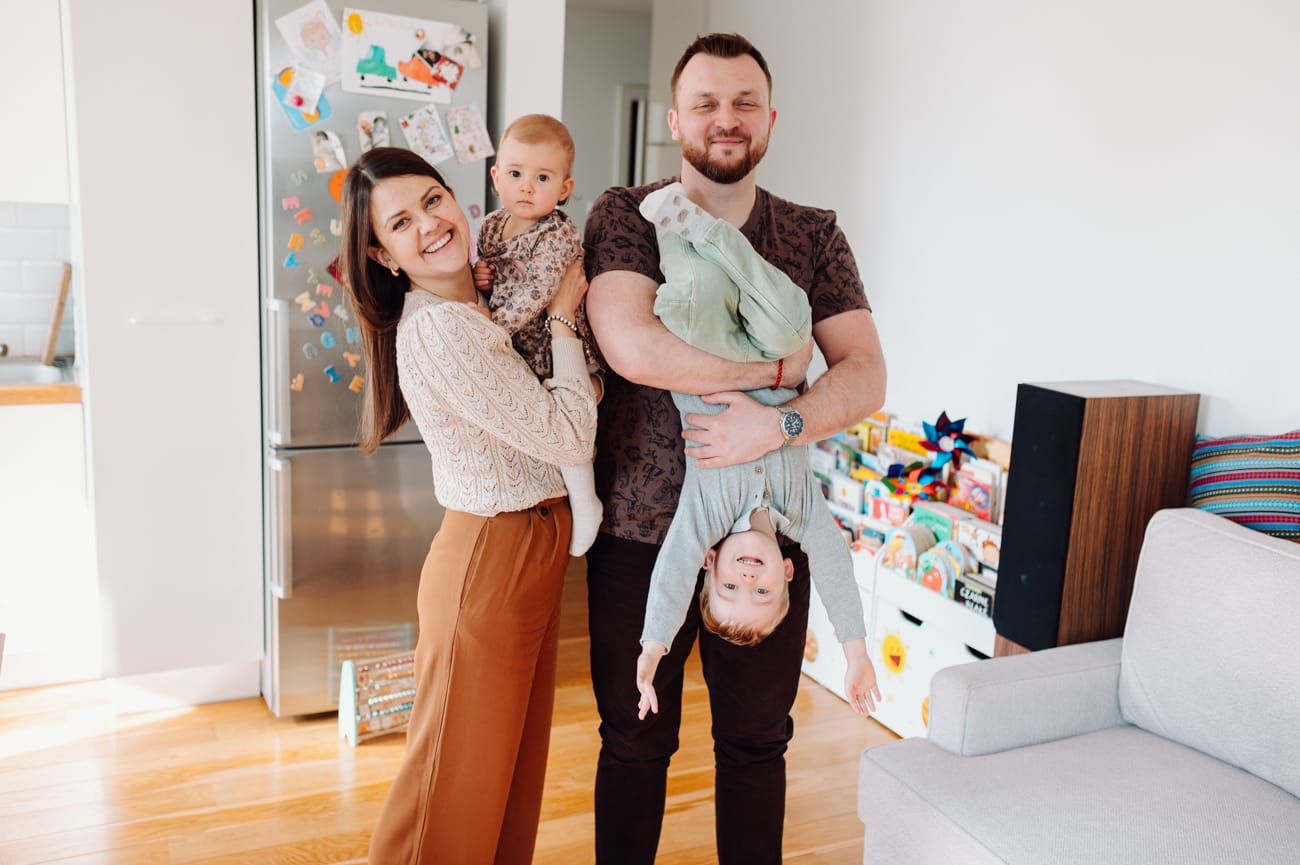 Dzieci śmieją się z rodzicami sesja w domu Sopot