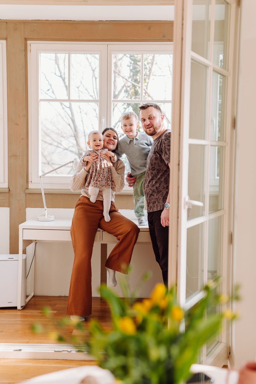 Rodzinny portret na werandzie sesja Sopot