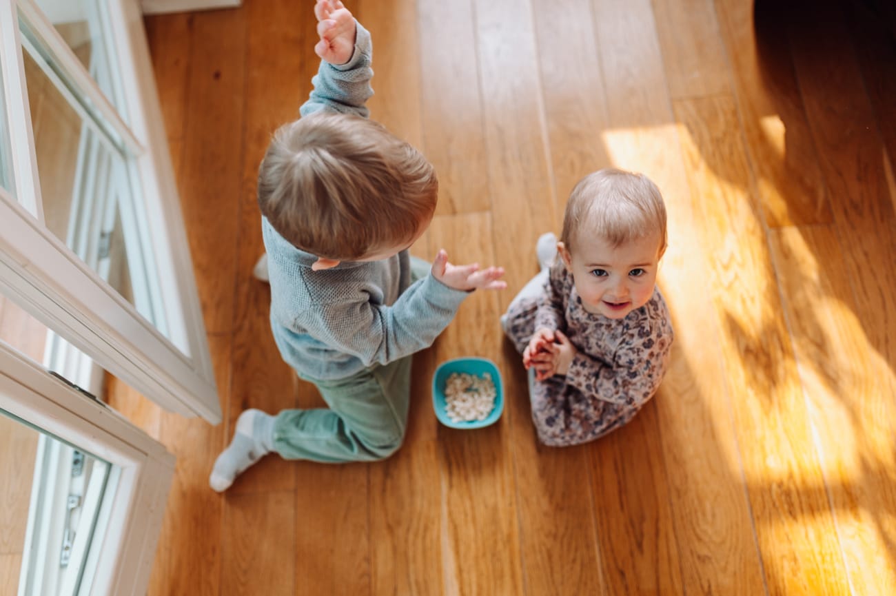 Dzieci bawią się w domu sesja rodzinna Sopot