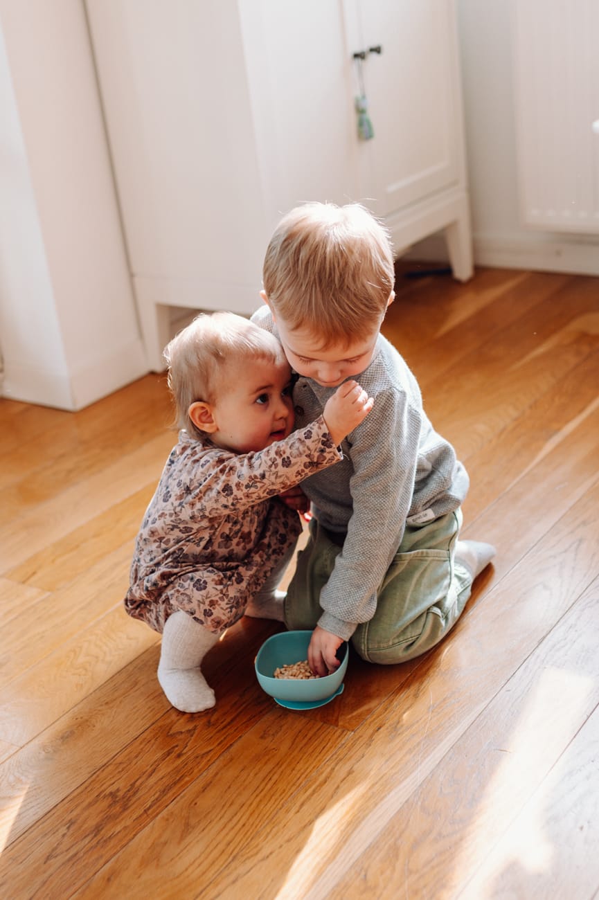 Dzieci bawią się na podłodze w domu sesja rodzinna Sopot