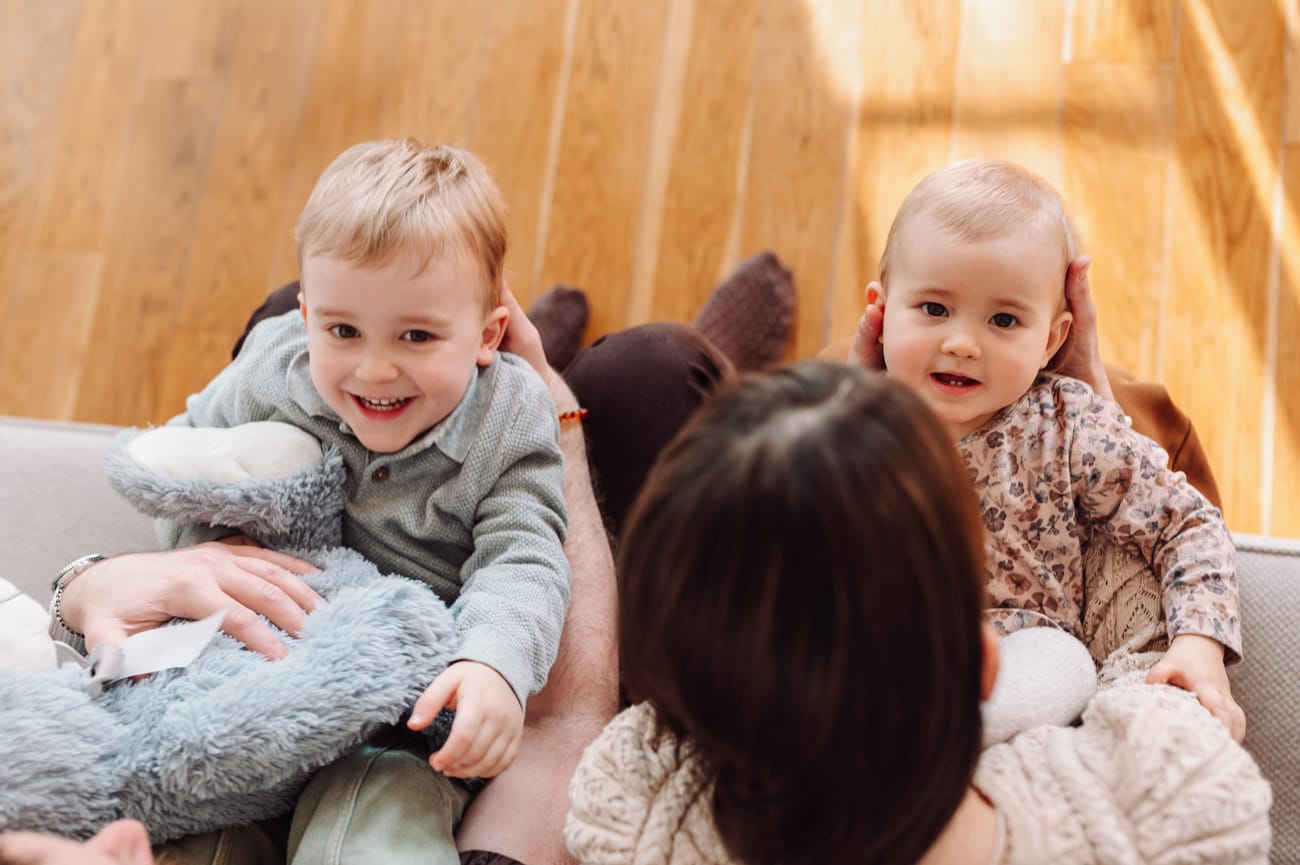 Dzieci bawią się sesja rodzinna w domu Sopot